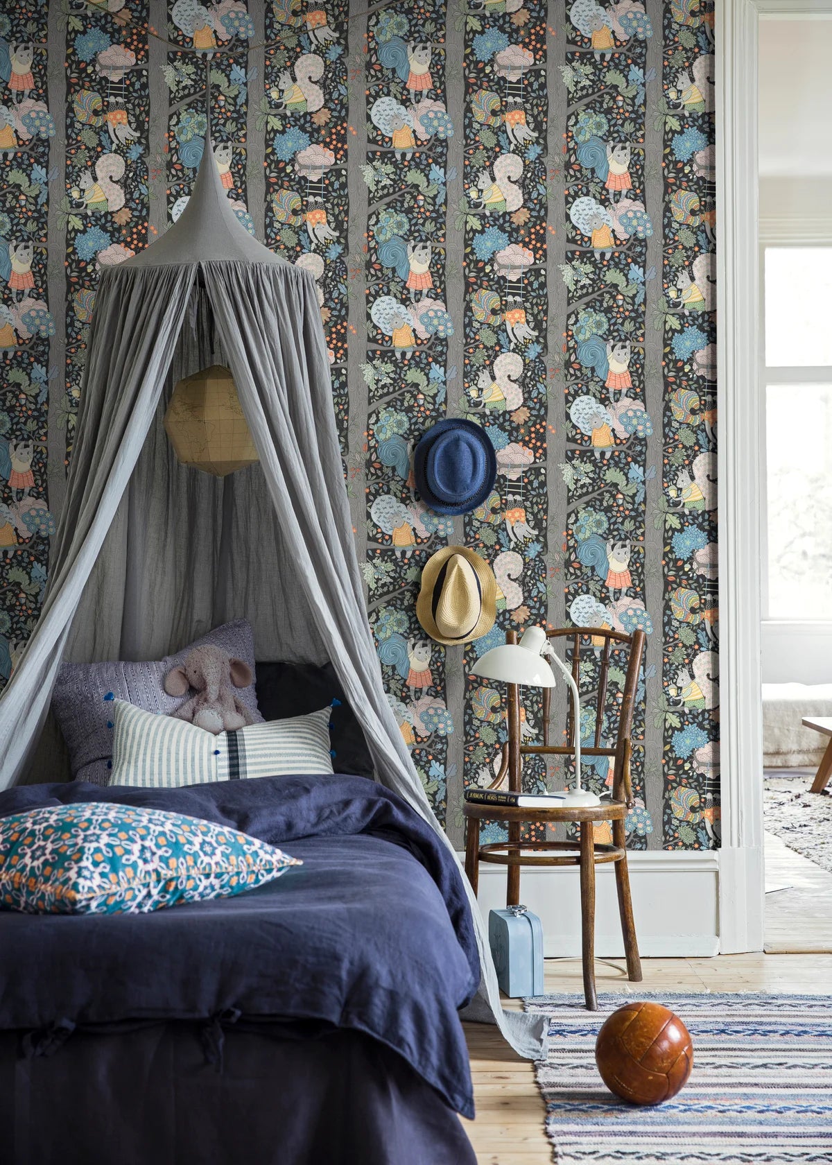 Dětská tapeta s motivem pohádkového lesa CHARLIE černá s modrou