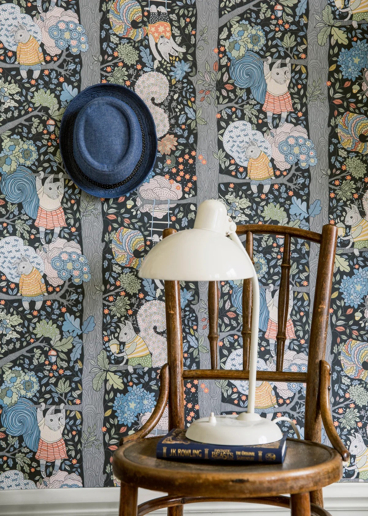 Dětská tapeta s motivem pohádkového lesa CHARLIE černá s modrou