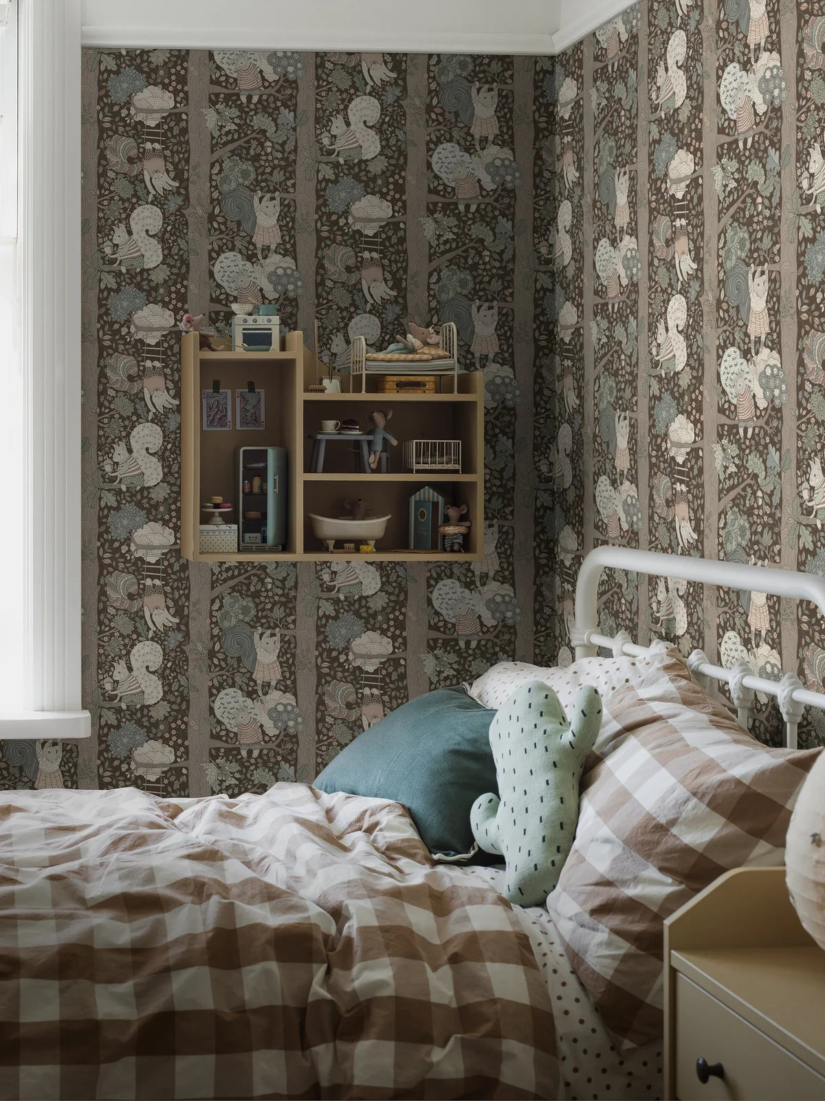 Dětská tapeta s motivem pohádkového lesa CHARLIE hnědá s bílou