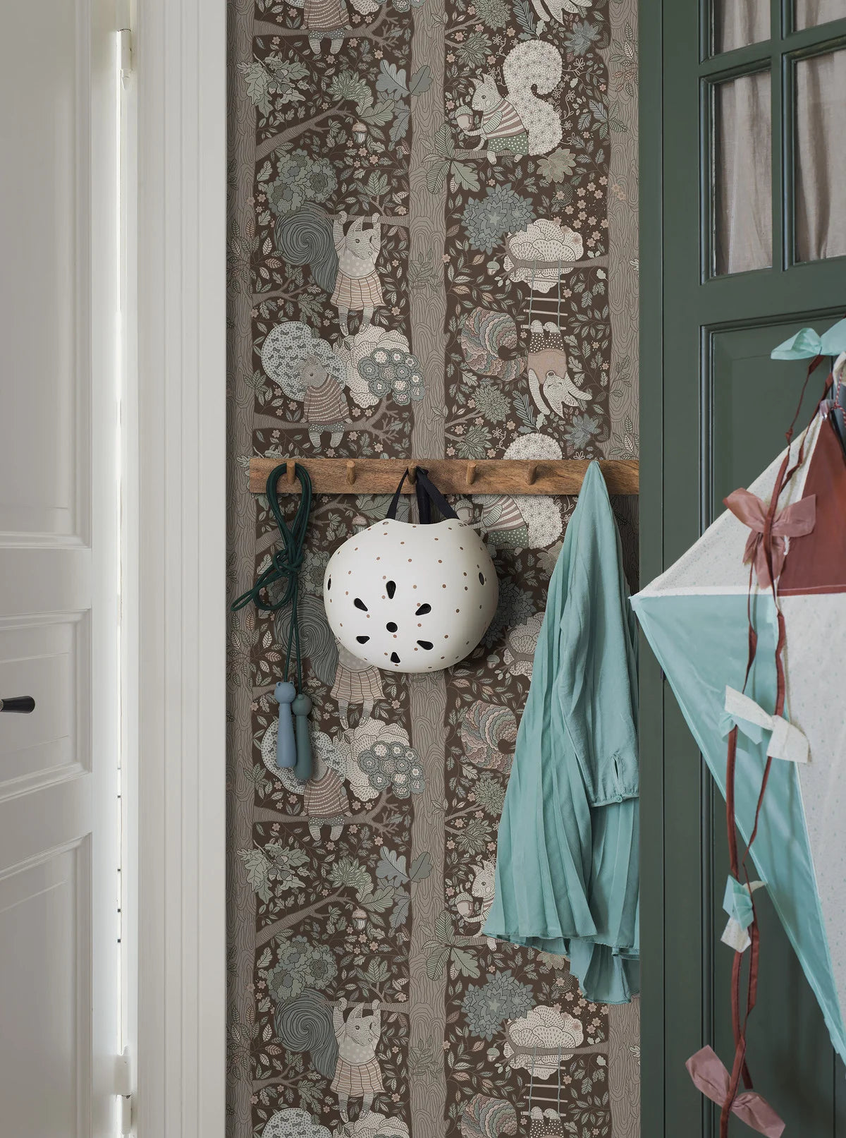 Dětská tapeta s motivem pohádkového lesa CHARLIE hnědá s bílou