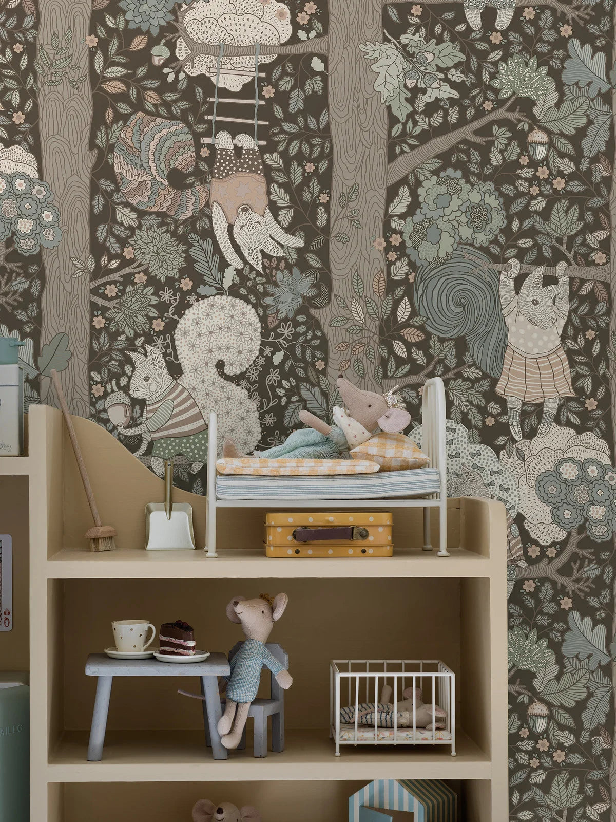 Dětská tapeta s motivem pohádkového lesa CHARLIE hnědá s bílou