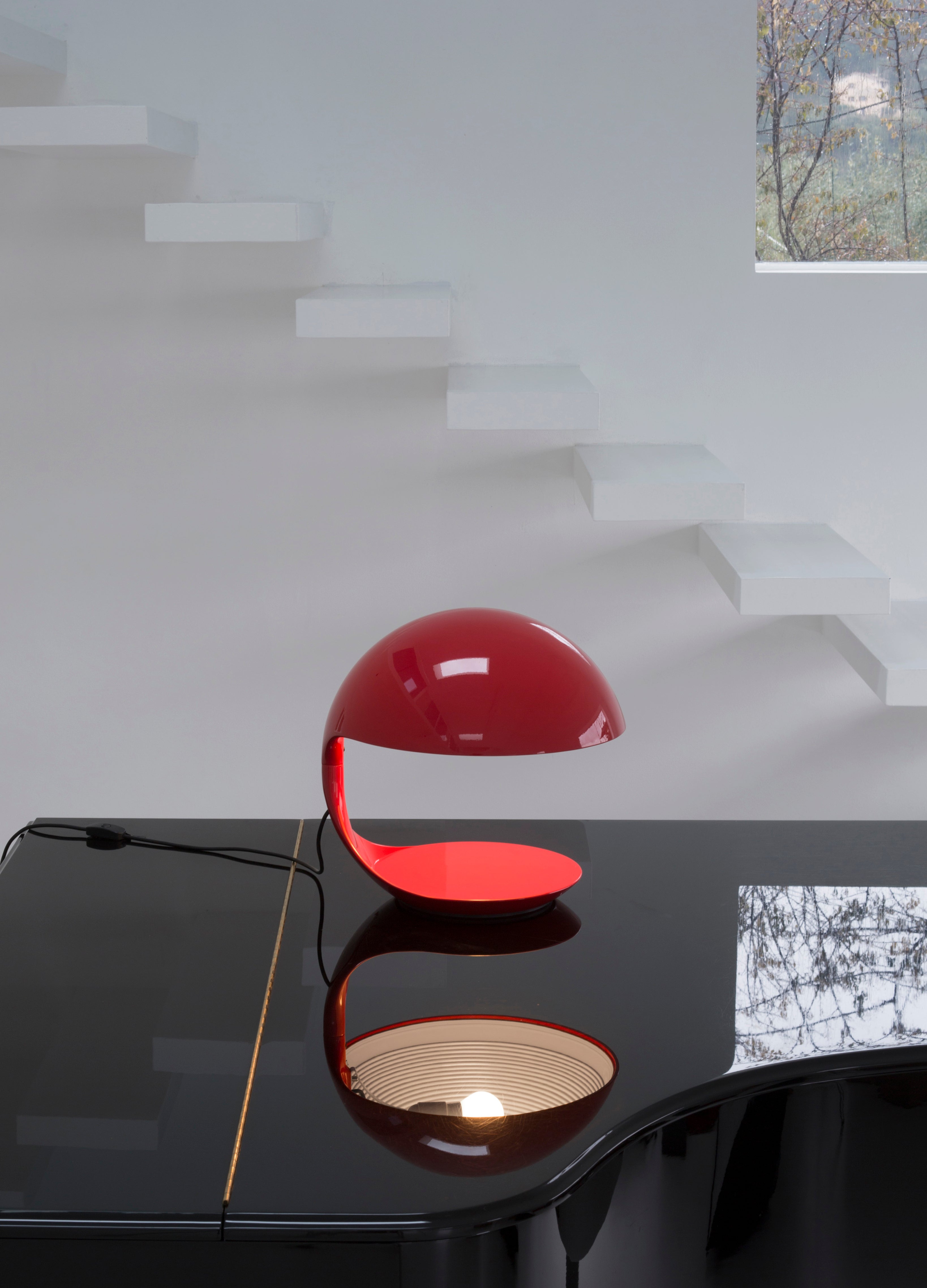Cobra Table Lamp in Glossy Red