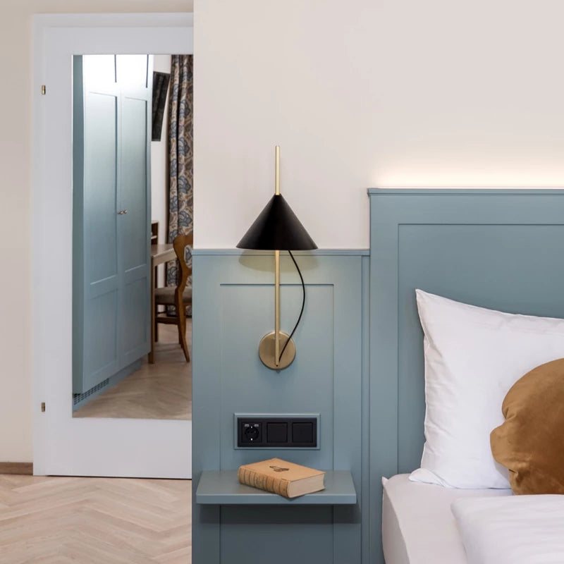 Nástěnná lampa YUH černá s mosazným podstavcem