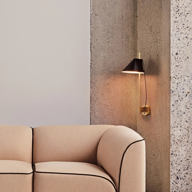 Nástěnná lampa YUH černá s mosazným podstavcem