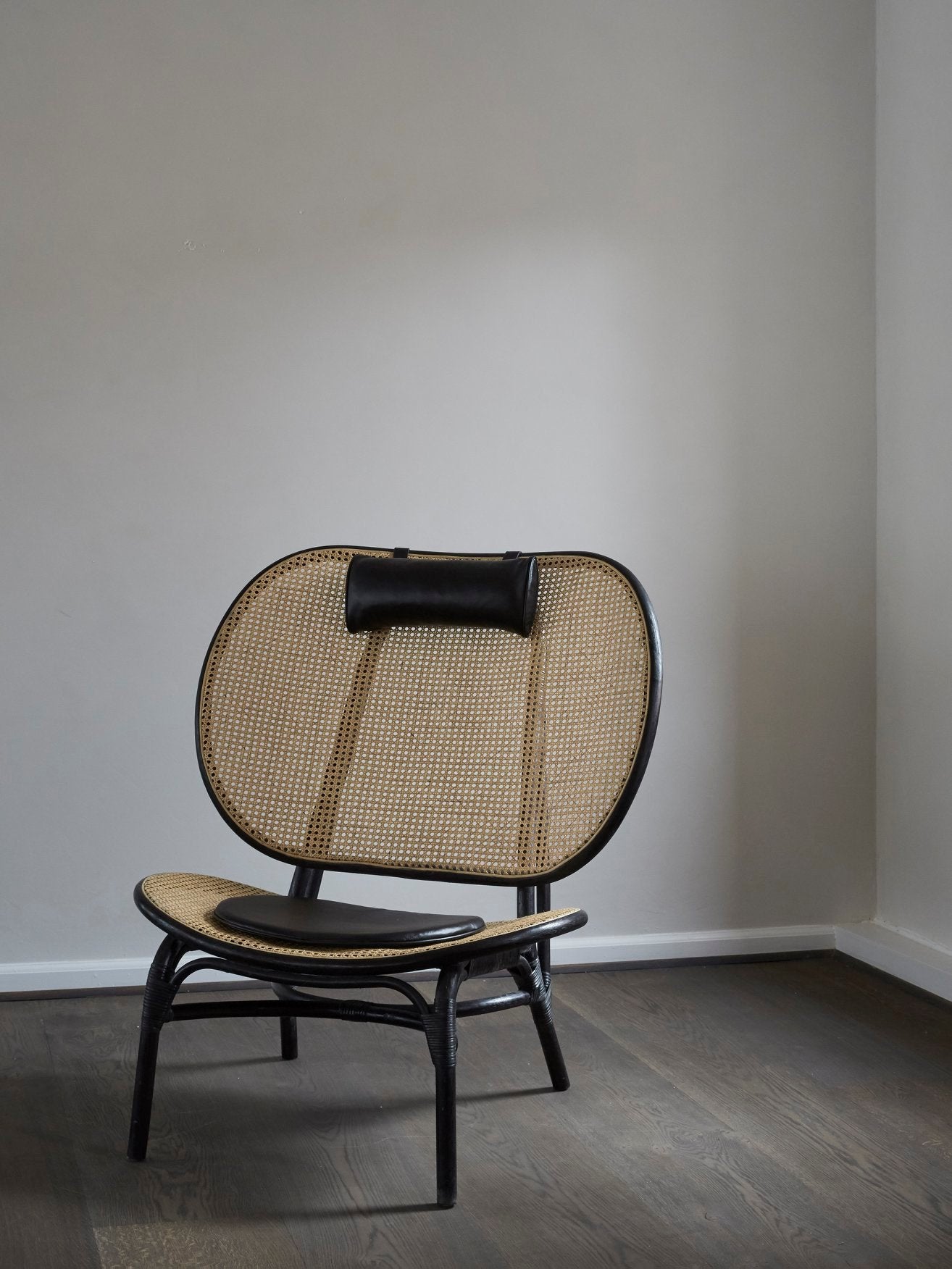 Fotel NOMAD czarny bambusowy z rattanem NORR11 Eye on Design