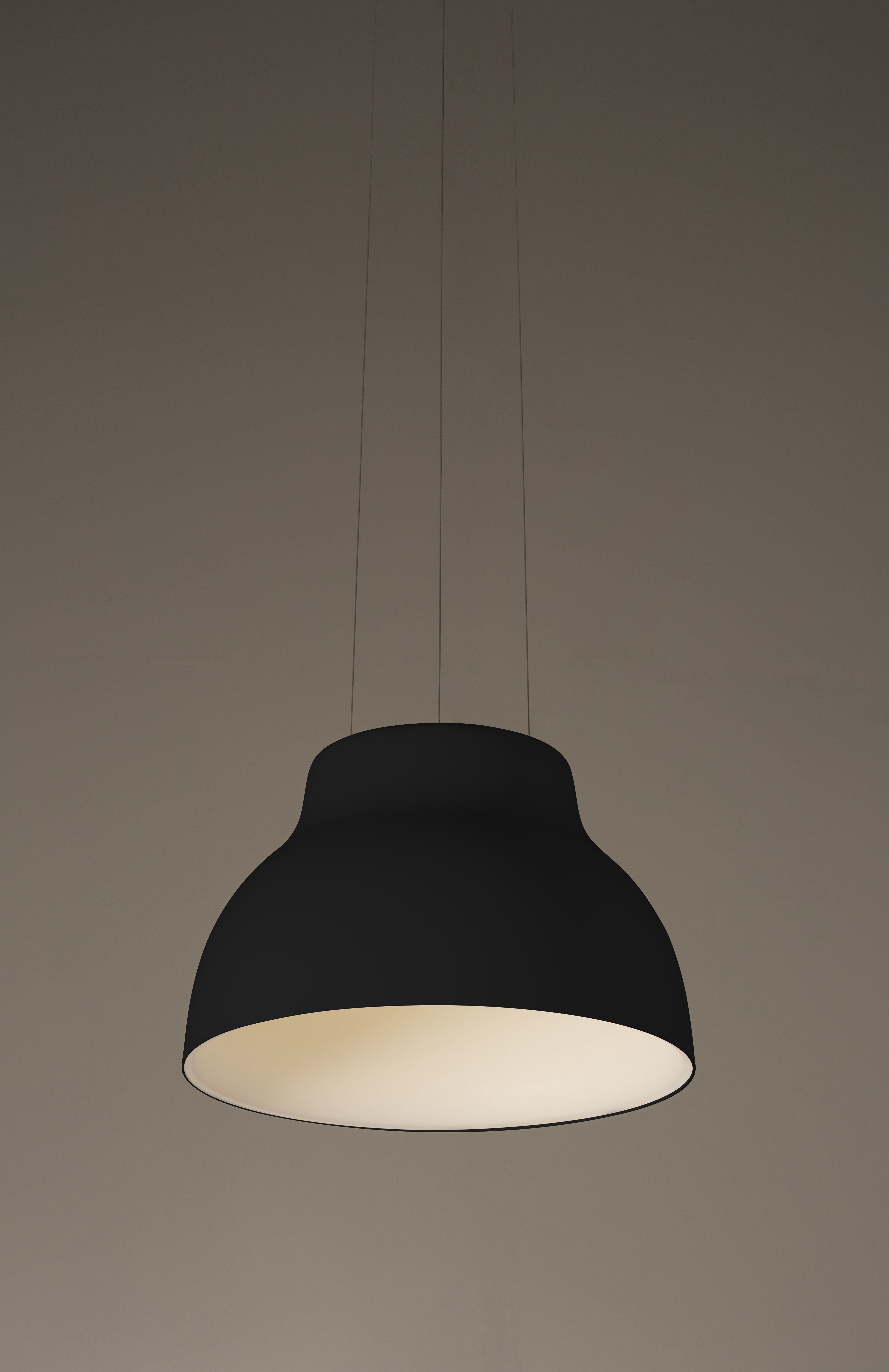 Lustrná lampa CICALA, černá s reliéfním vzorem