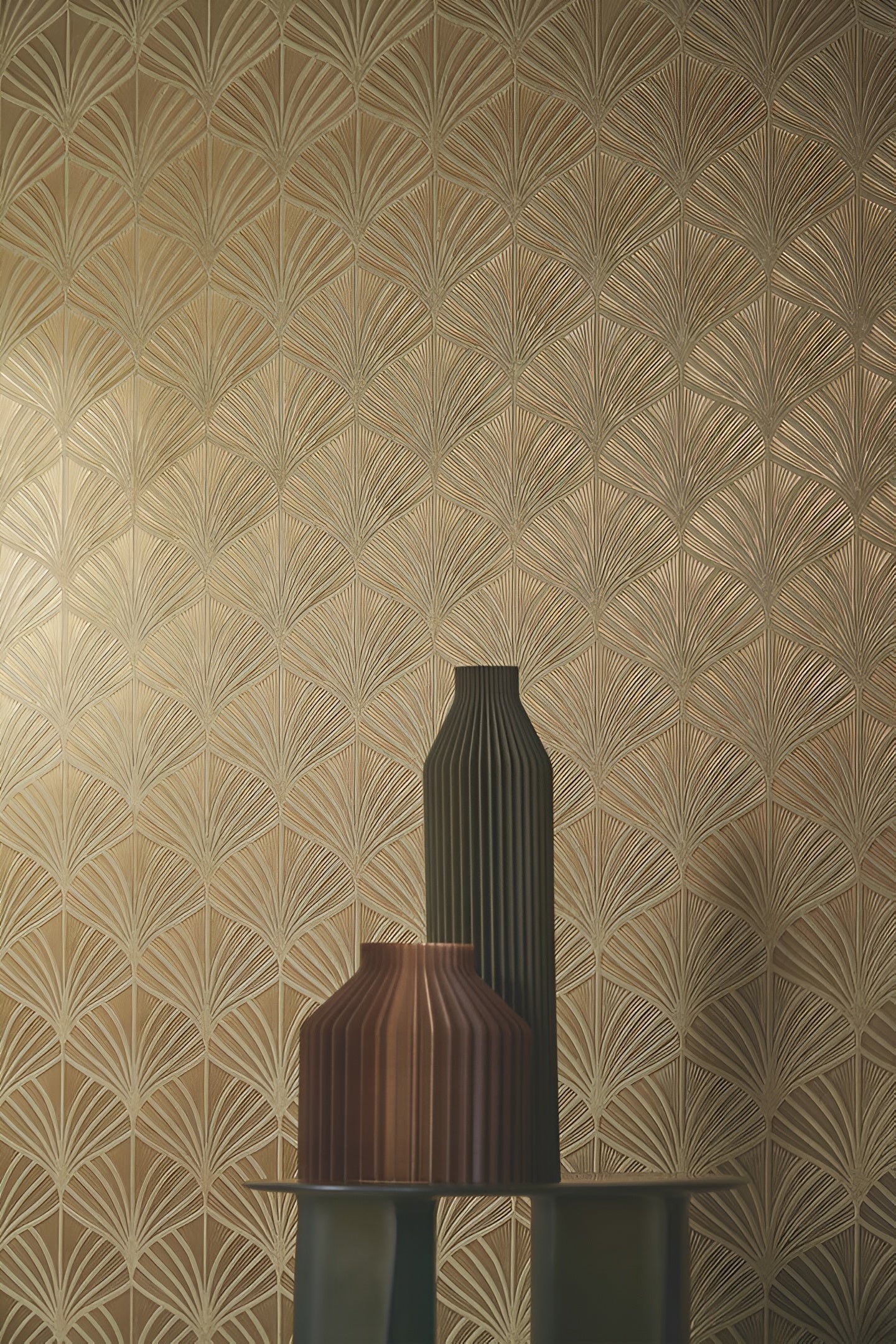 Metalická strukturovaná tapeta s rostlinným motivem listů NEREIDES - AUBERGINE/DORÉ hnědá se zlatým