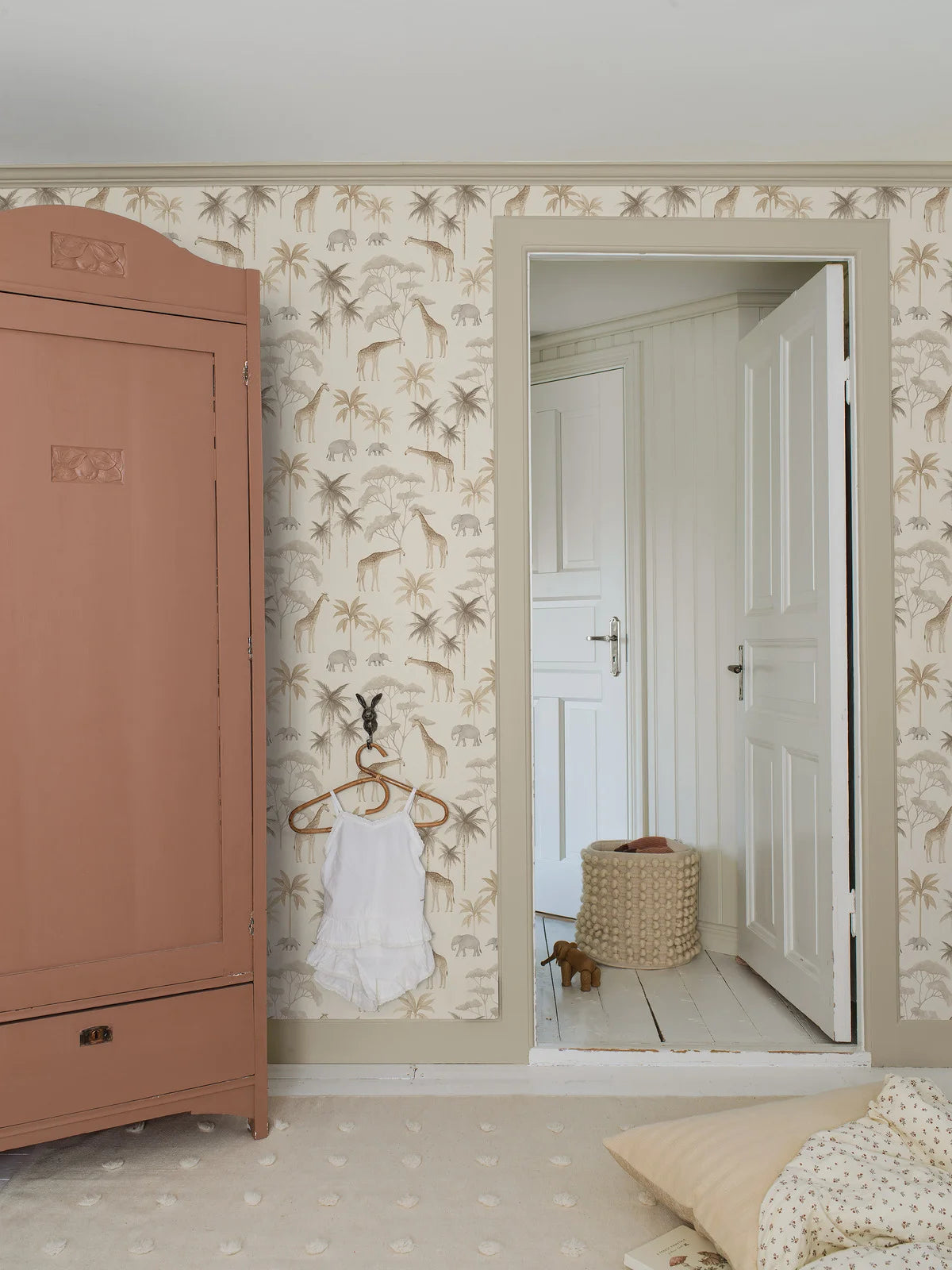 Dětská tapeta s rostlinným a zvířecím motivem SAVANNAH béžová