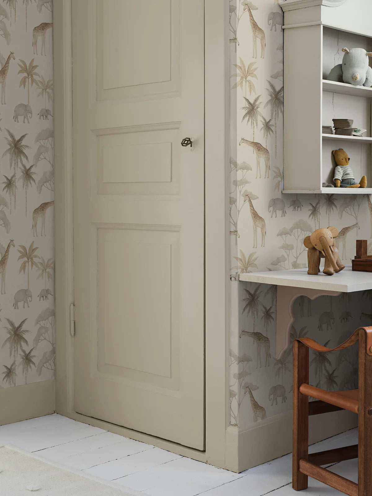 Dětská tapeta s rostlinným a zvířecím motivem SAVANNAH béžová