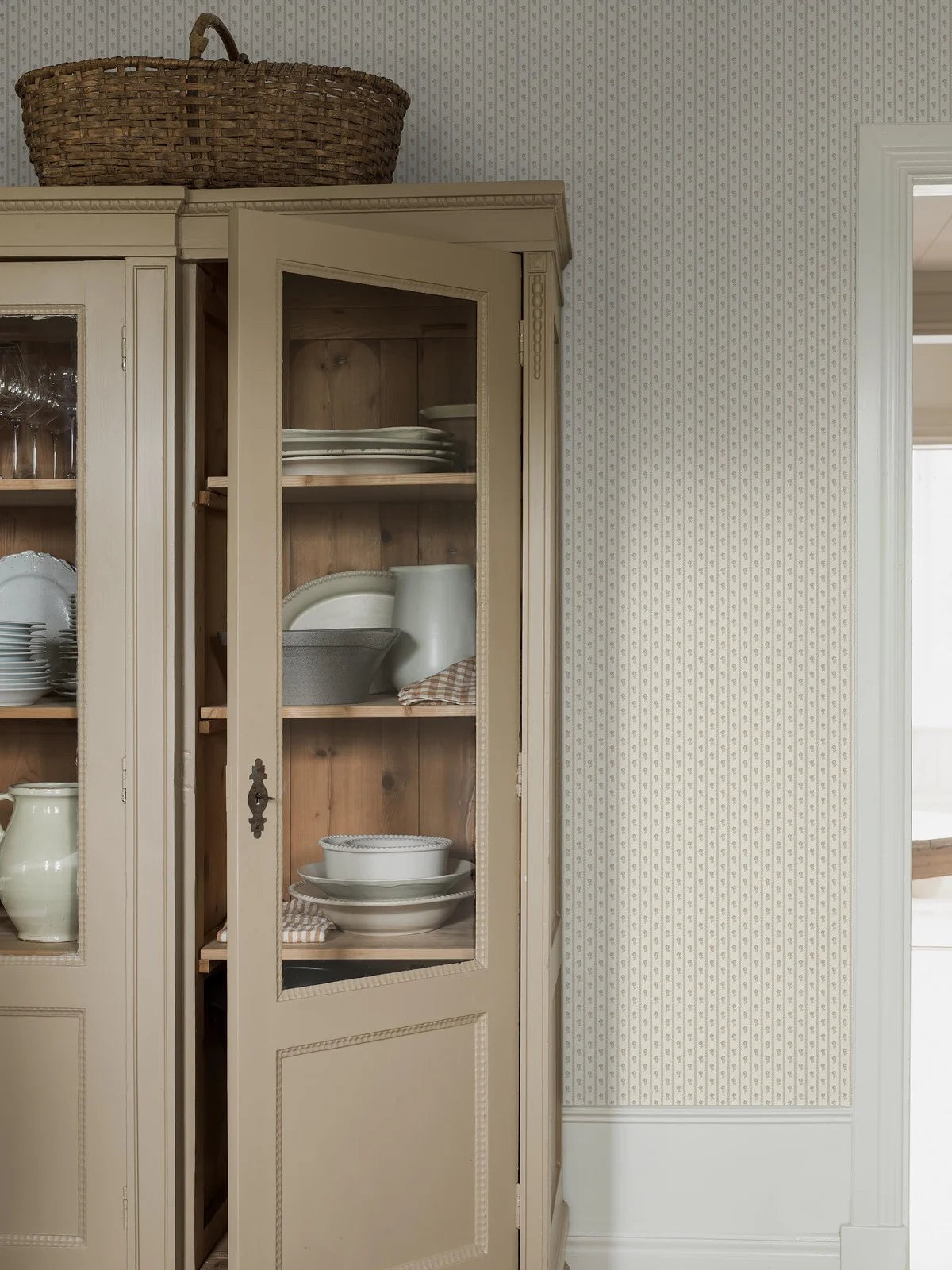 Tapeta s liniovým vzorem a rostlinným motivem LILLA LYCKAN béžová s hnědou