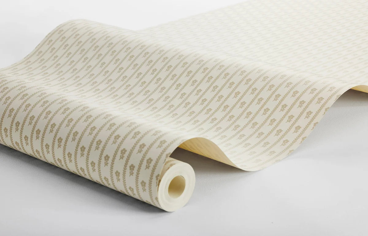 Tapeta s liniovým vzorem a rostlinným motivem LILLA LYCKAN béžová s hnědou