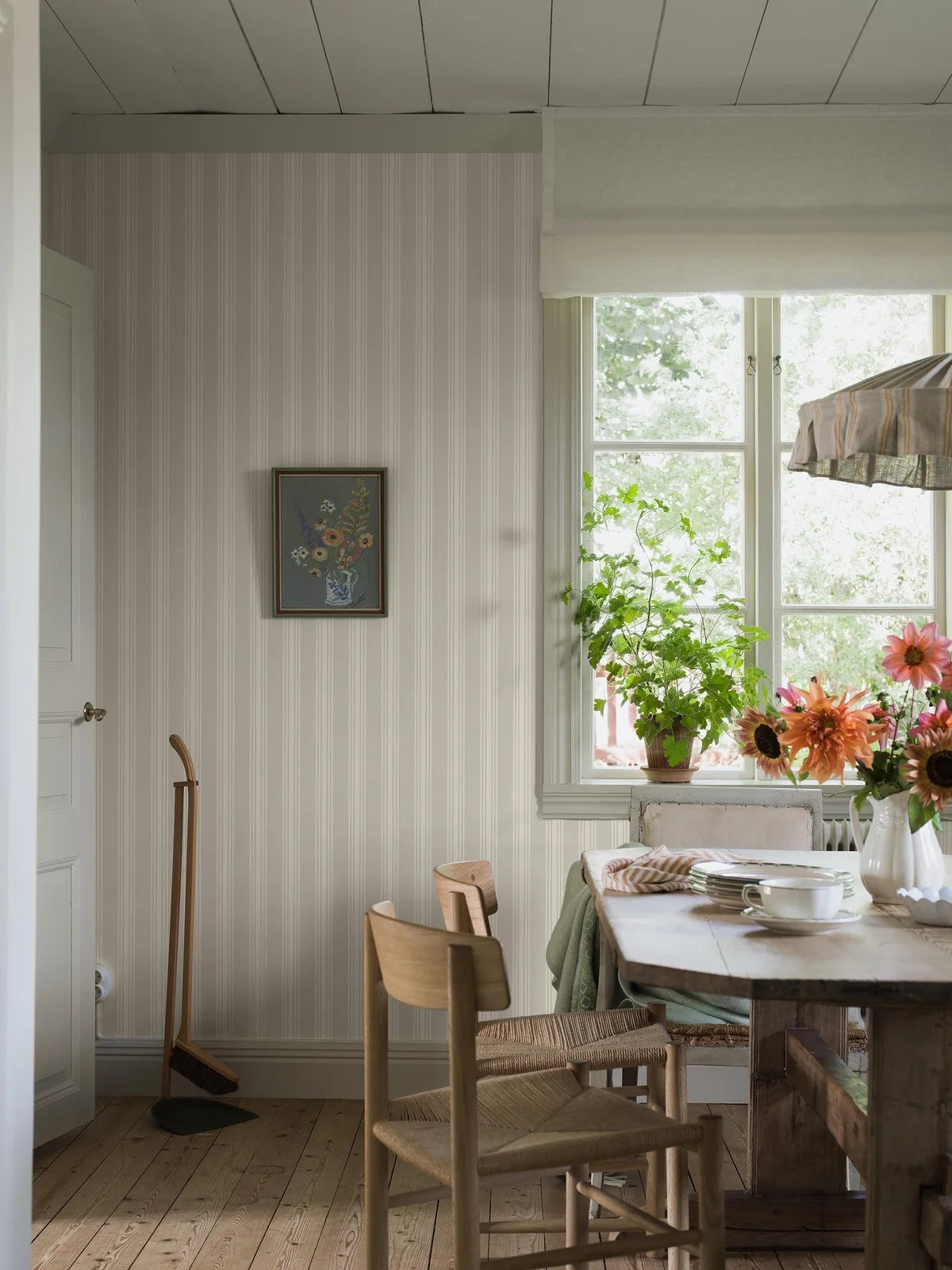 GUNNEBO Striped Wallpaper Light Pink with White