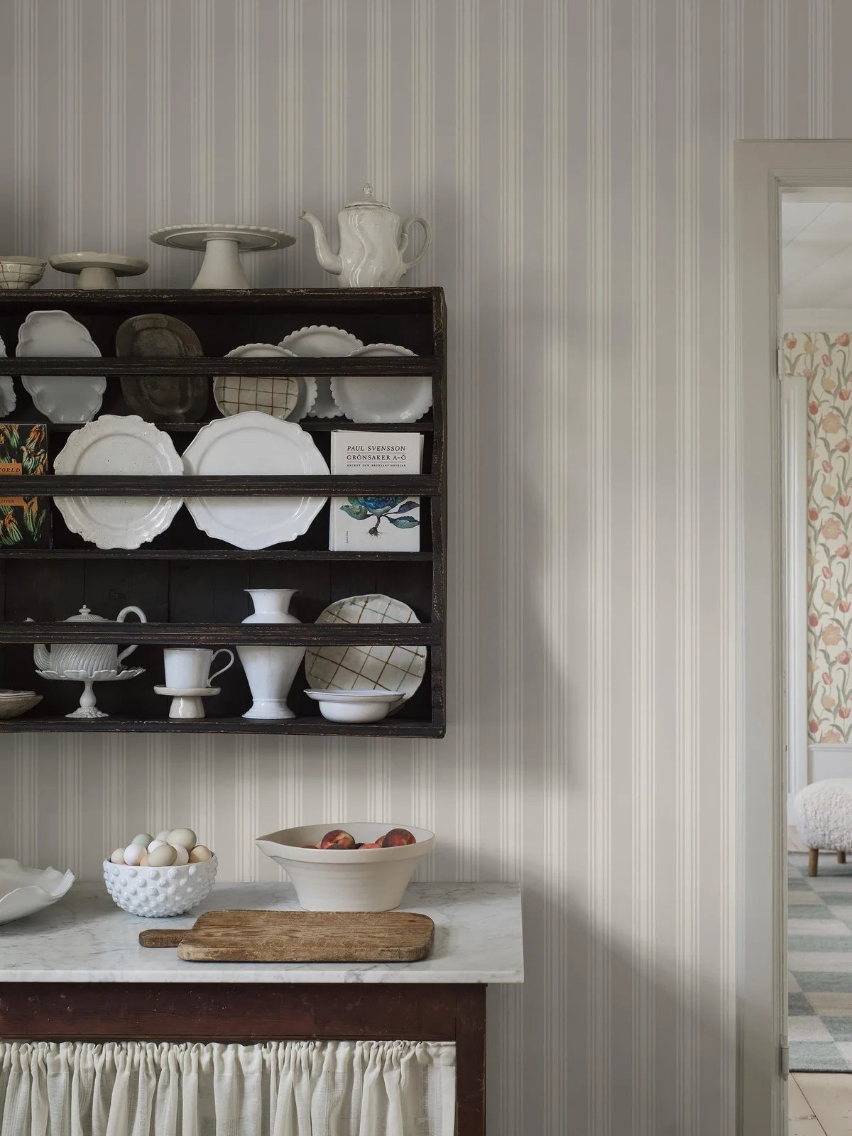 GUNNEBO Striped Wallpaper Light Pink with White