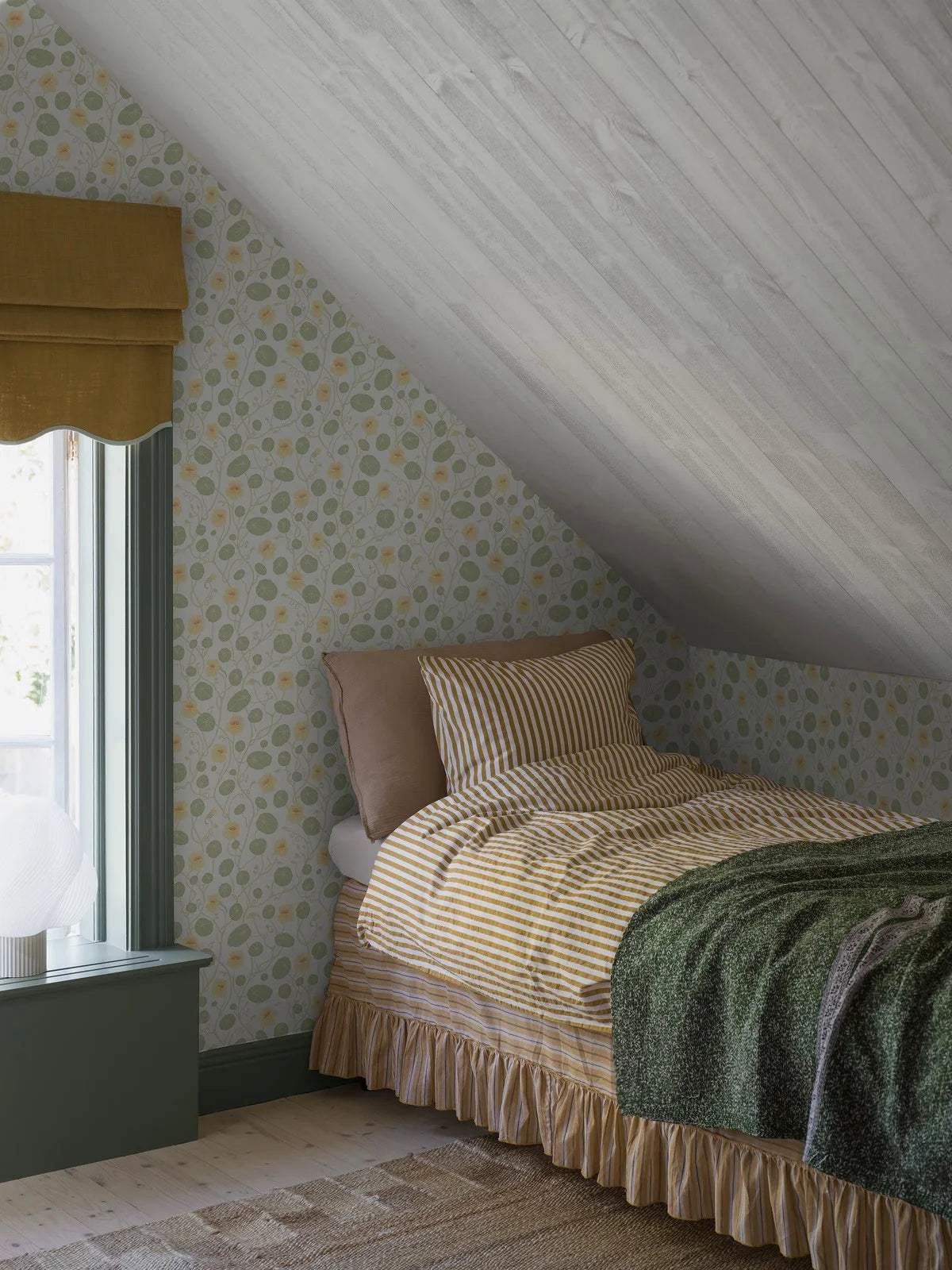 Tapeta s rostlinným motivem květin KRASSE bílá se zelenou a žlutou