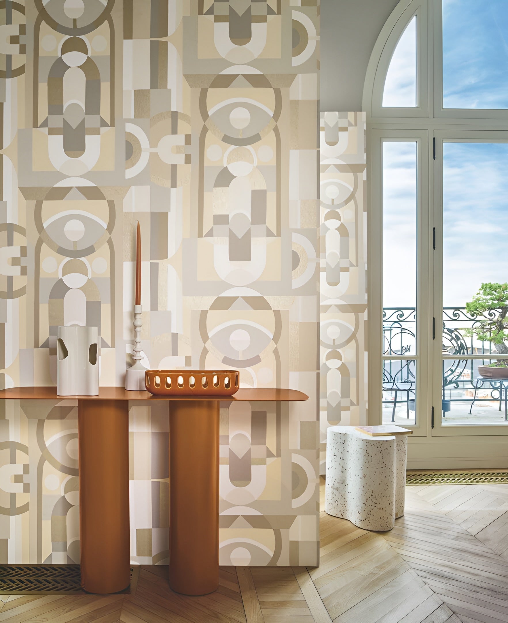 Tapeta s geometrickým motivem vitráže VITRAIL - BÍLÁ/PÍSKOVÁ bílá s béžovou