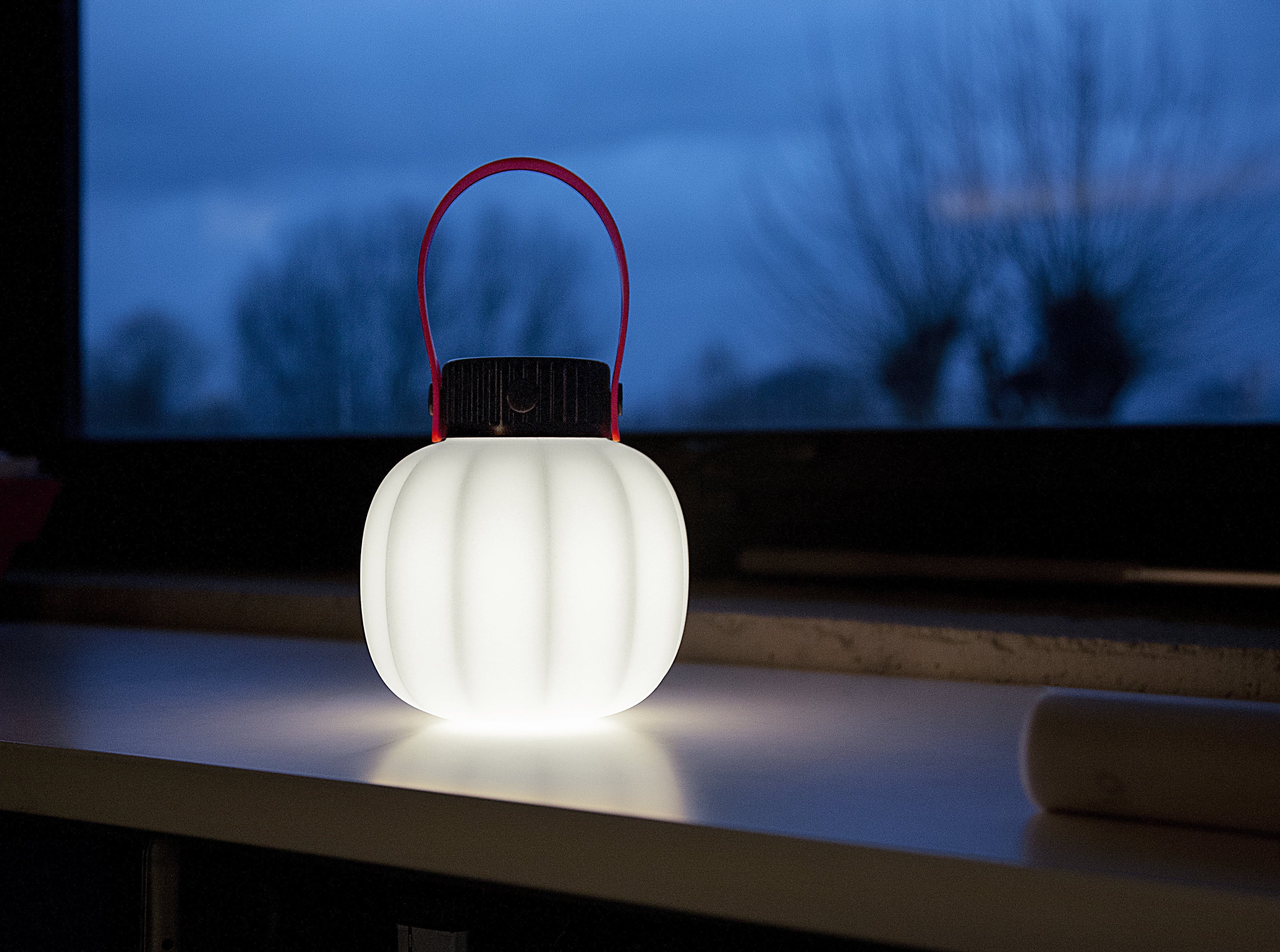 Přenosná venkovní lampa KIKI bílá se silikonovým držadlem