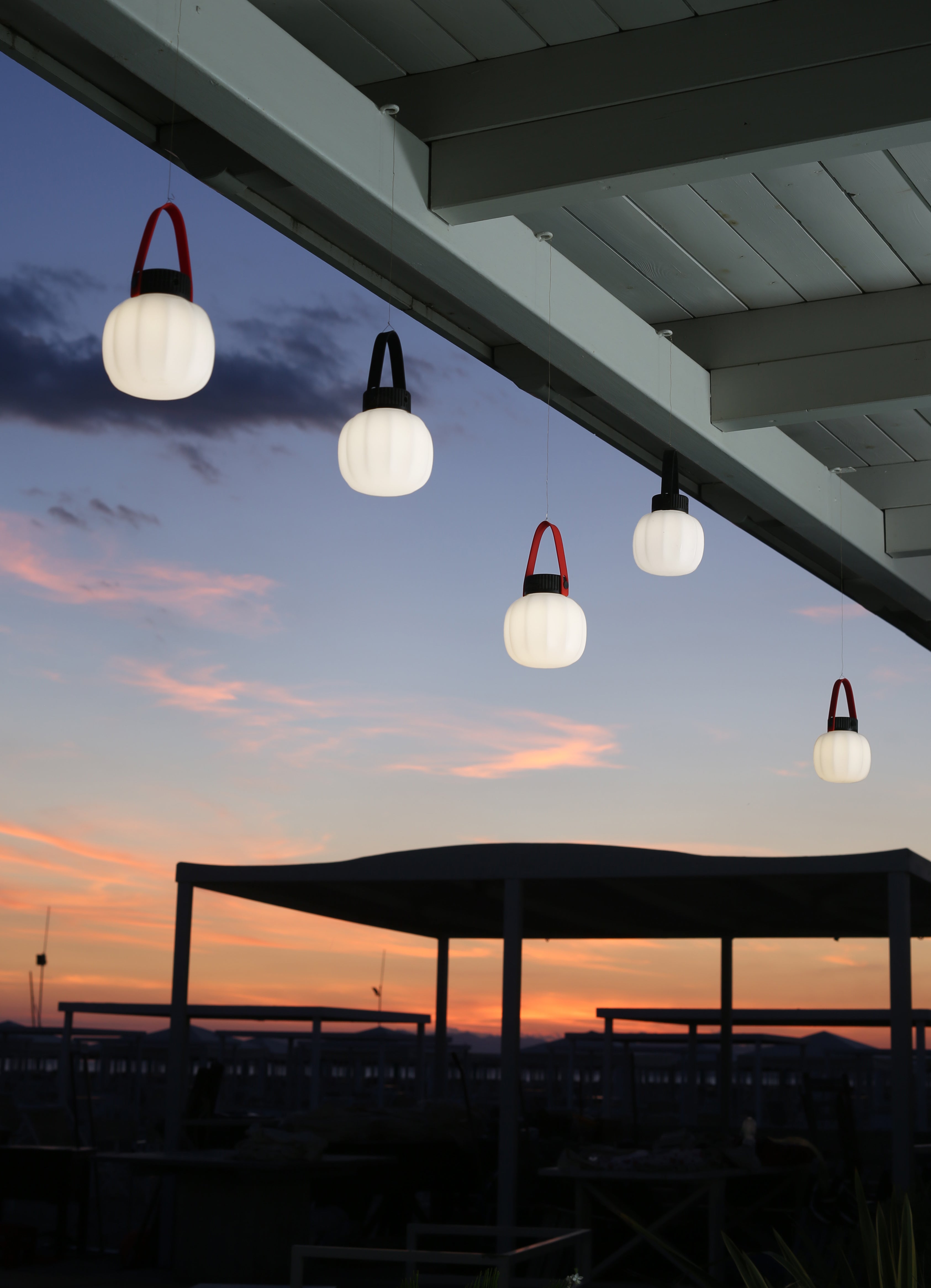 Přenosná venkovní lampa KIKI bílá se silikonovým držadlem