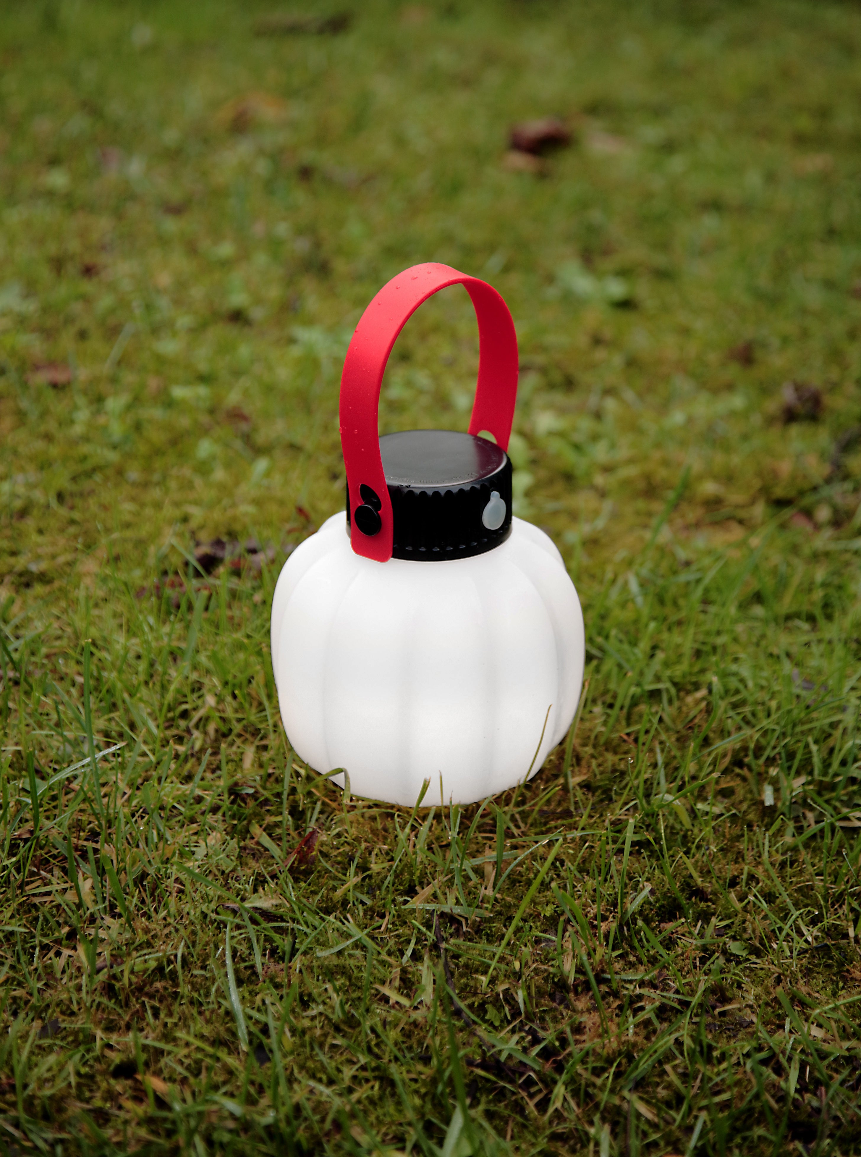 Přenosná venkovní lampa KIKI bílá se silikonovým držadlem