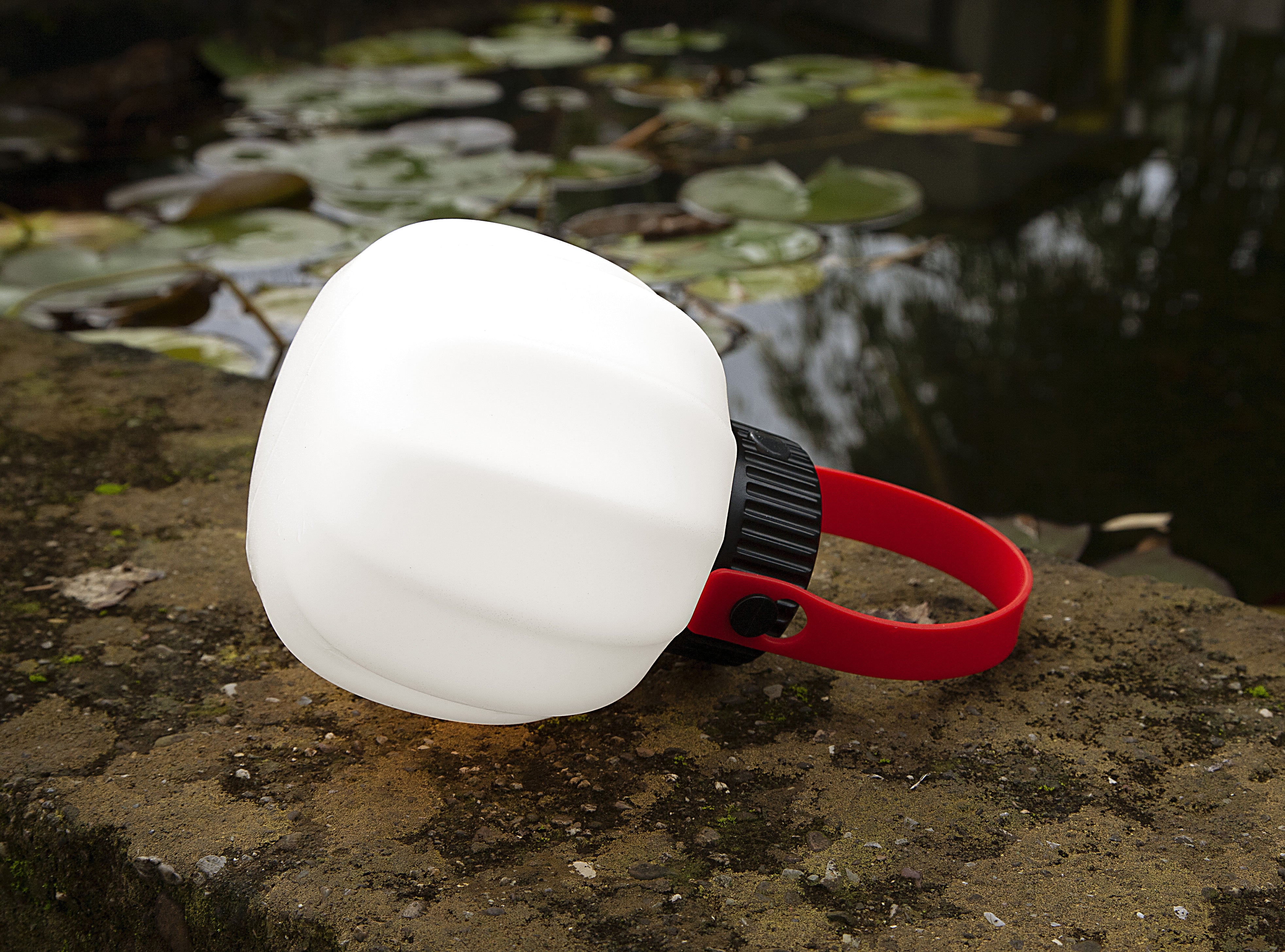 Přenosná venkovní lampa KIKI bílá se silikonovým držadlem