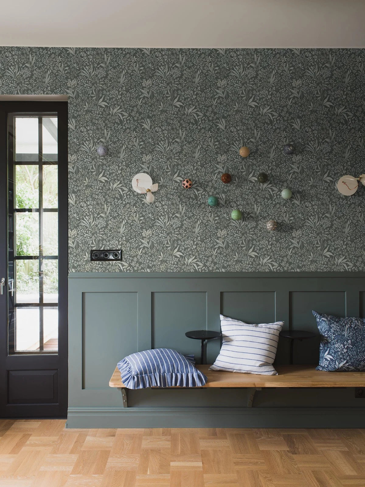 Papírová flizelinová tapeta s rostlinným vzorem NOCTURNE zelená