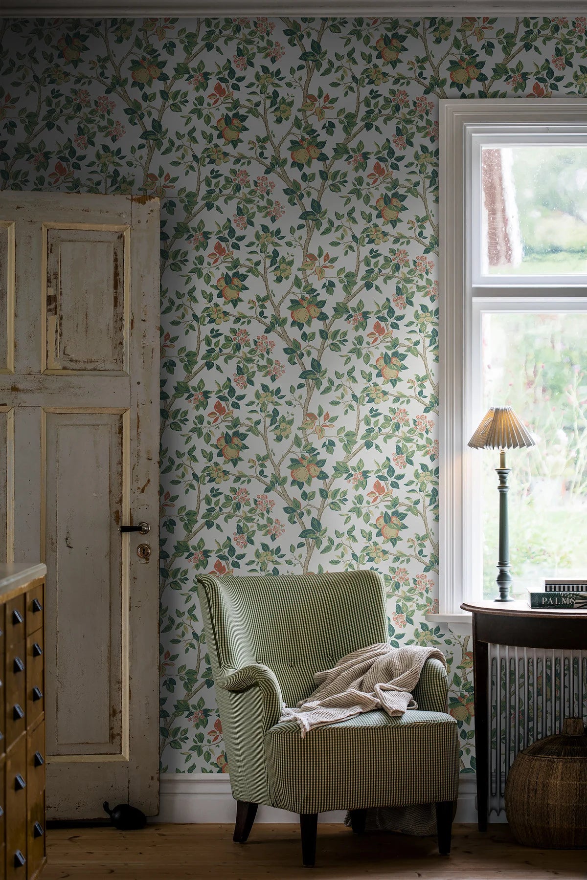 Wallpaper with a botanical pattern of the Ingrid Marie fruit tree in white and green