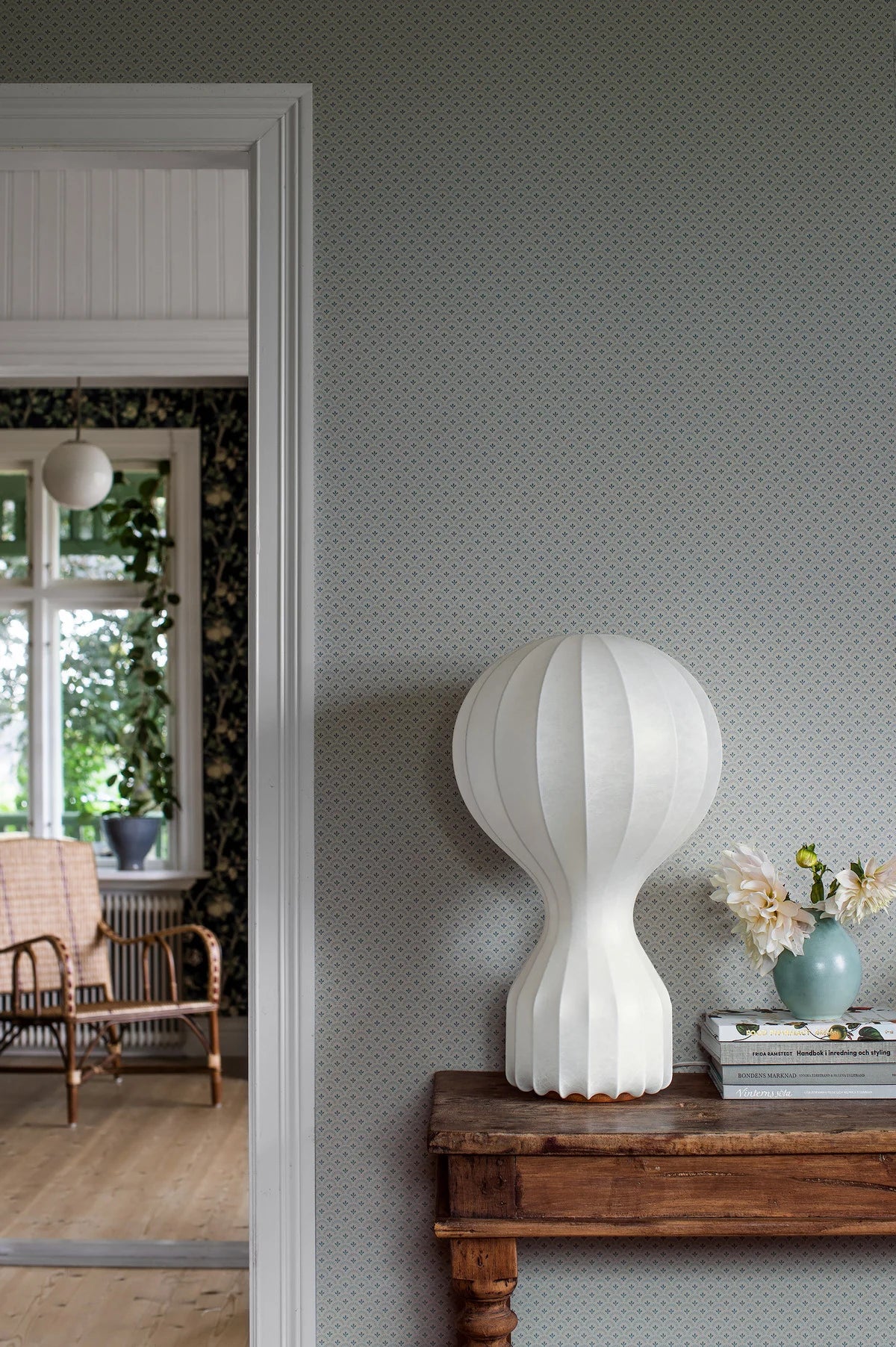 Geometrická tapeta s květinovým motivem DAISY šedá