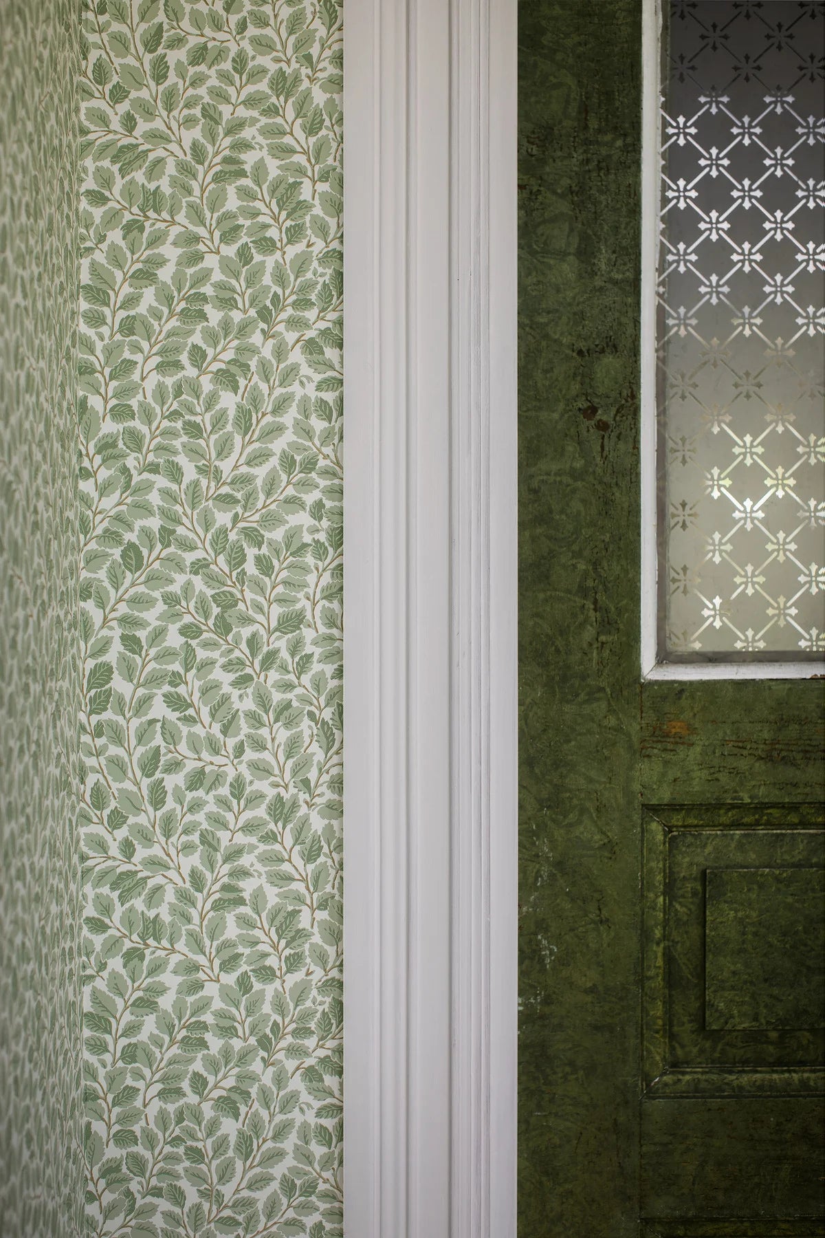 Hazel Green and White Leaf Pattern Wallpaper