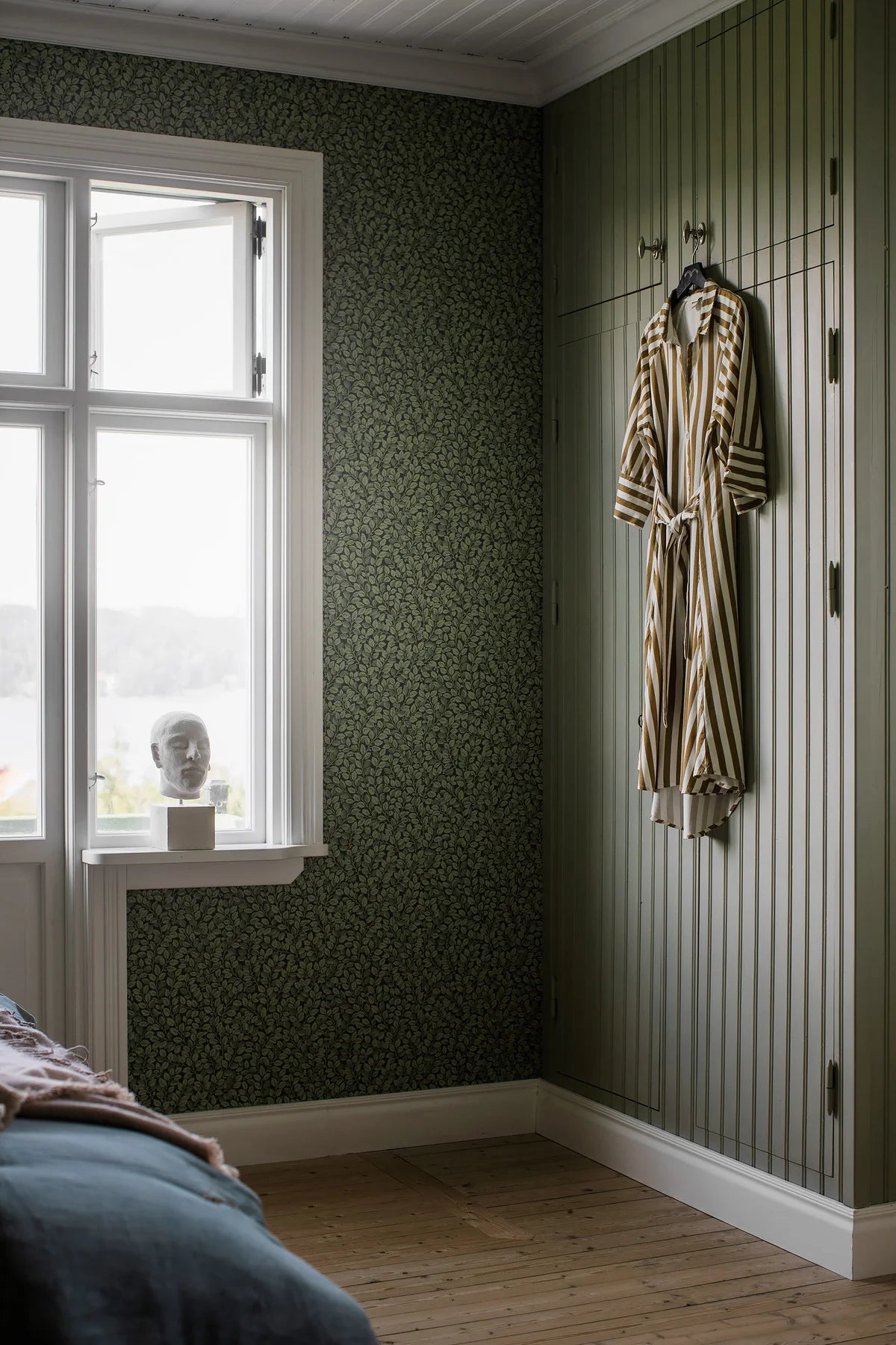 Wallpaper with a green leaf plant motif HAZEL