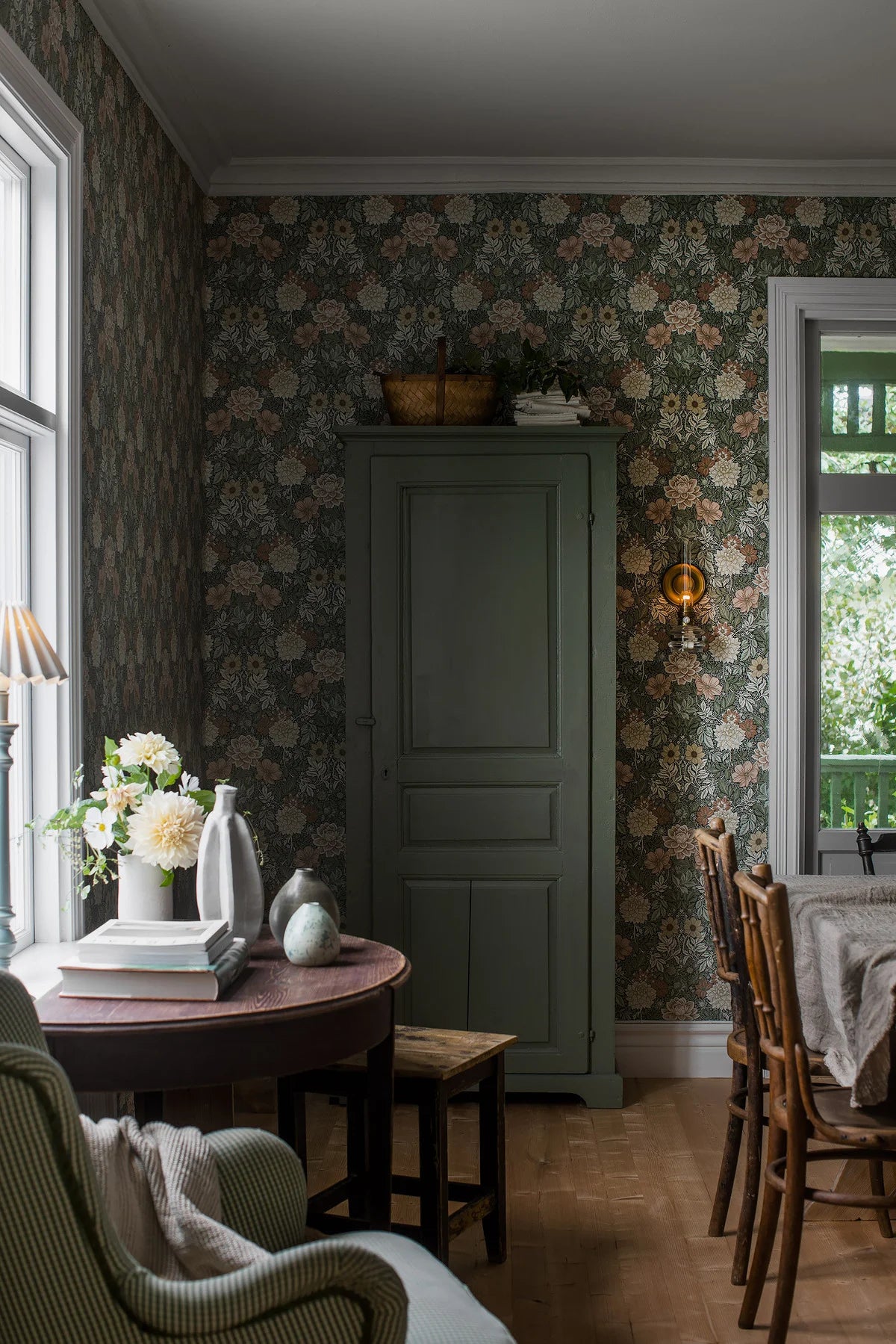 Non-woven paper wallpaper with a floral pattern DAHLIA GARDEN green with cream and pink