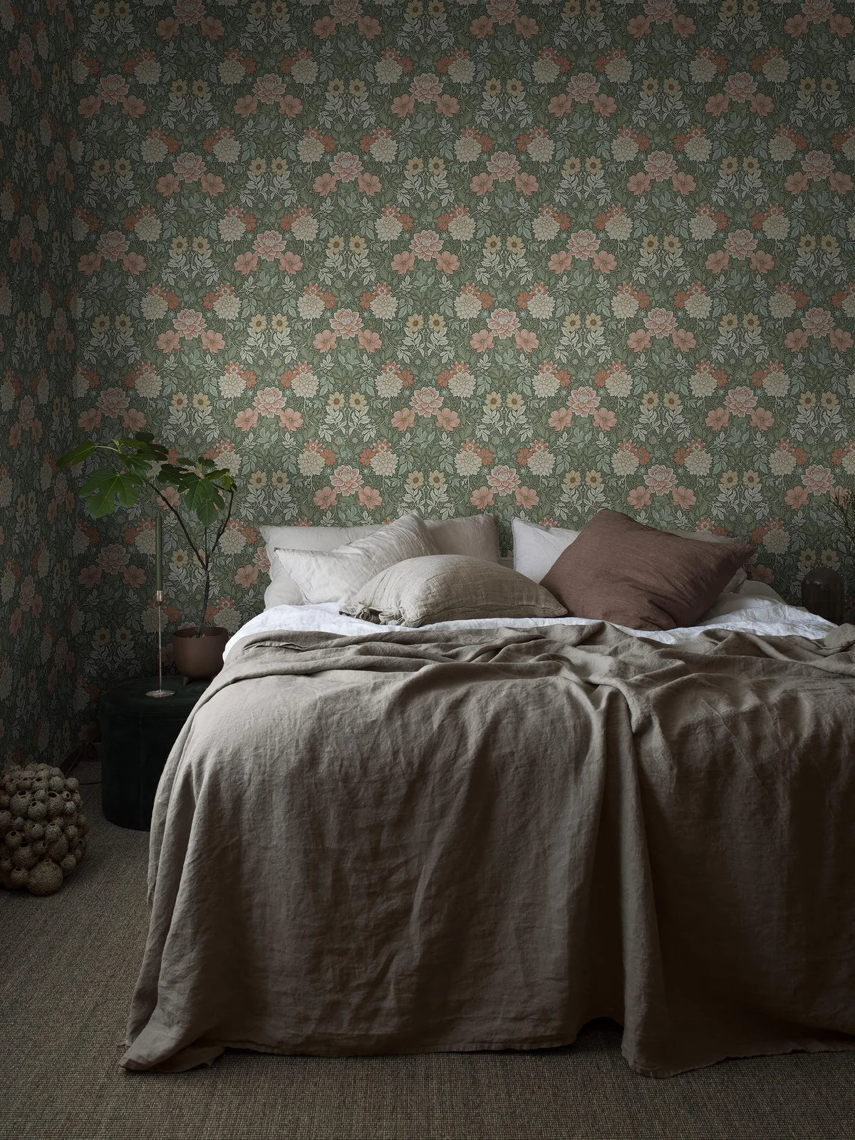 Non-woven paper wallpaper with a floral pattern DAHLIA GARDEN green with cream and pink