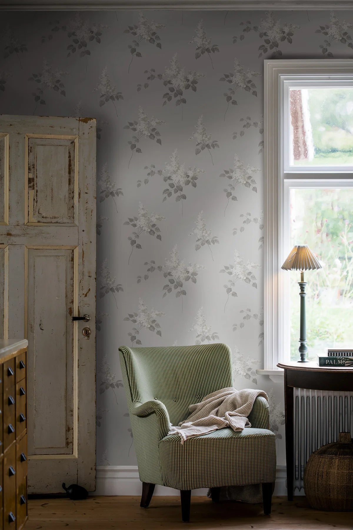 Tapeta s rostlinným vzorem květin LILACS šedá s bílou