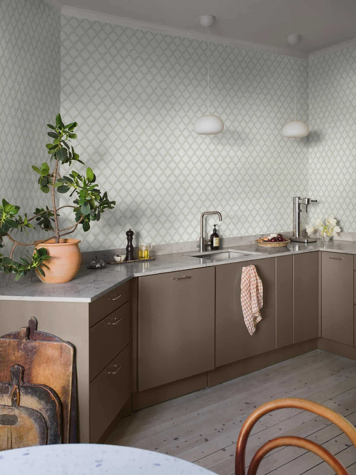 Tapeta s geometrickým rostlinným vzorem listů TRELLIS LEAVES bílá se zelenou