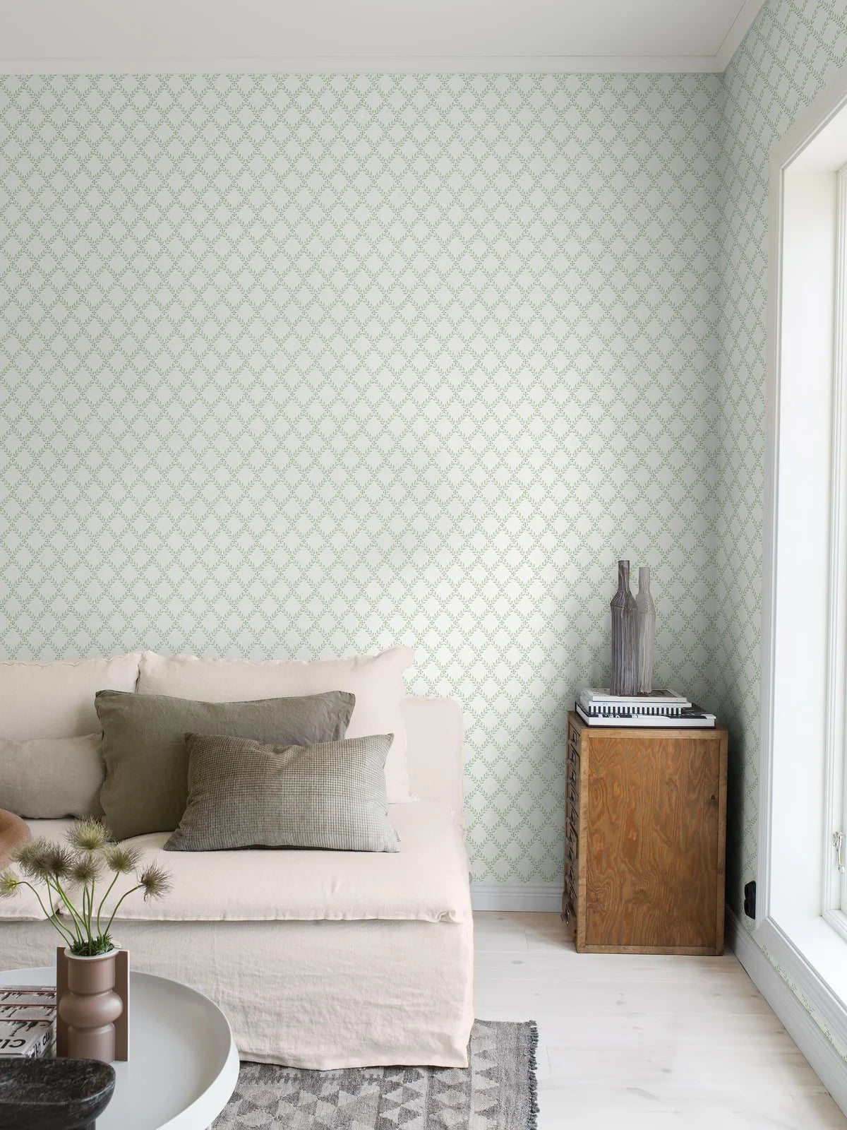 Tapeta s geometrickým rostlinným vzorem listů TRELLIS LEAVES bílá se zelenou