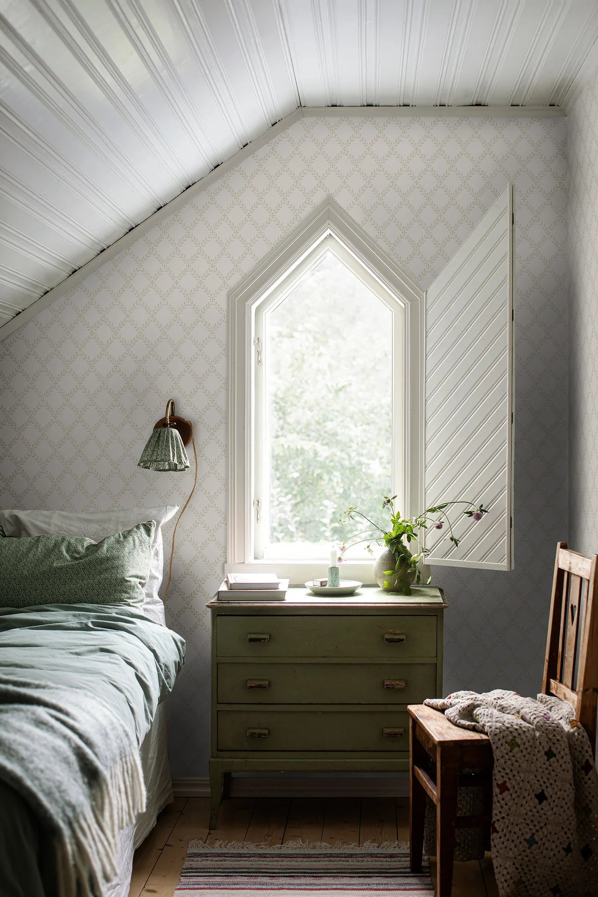 Wallpaper with a geometric plant pattern of leaves TRELLIS LEAVES beige