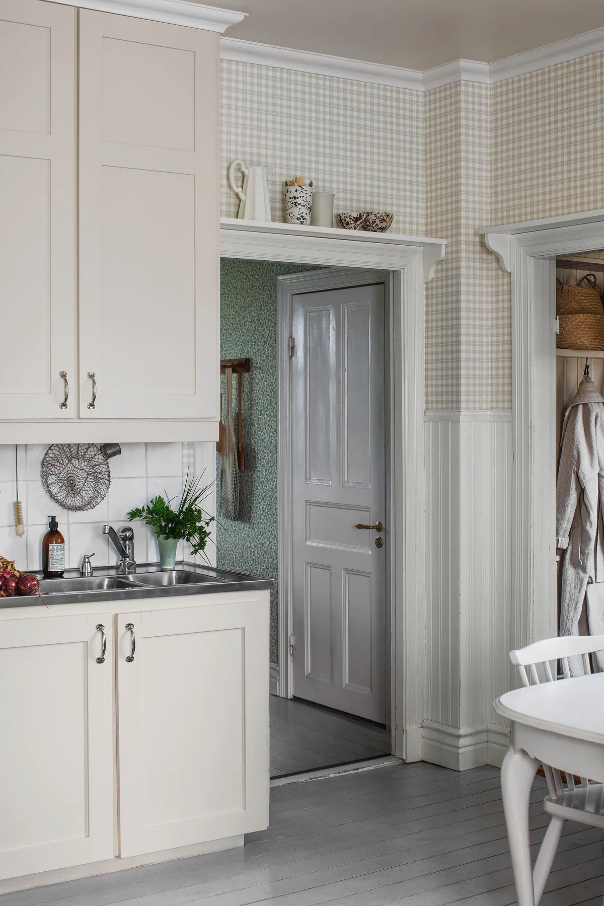 Beige geometric checkered pattern wallpaper FRIDA with white