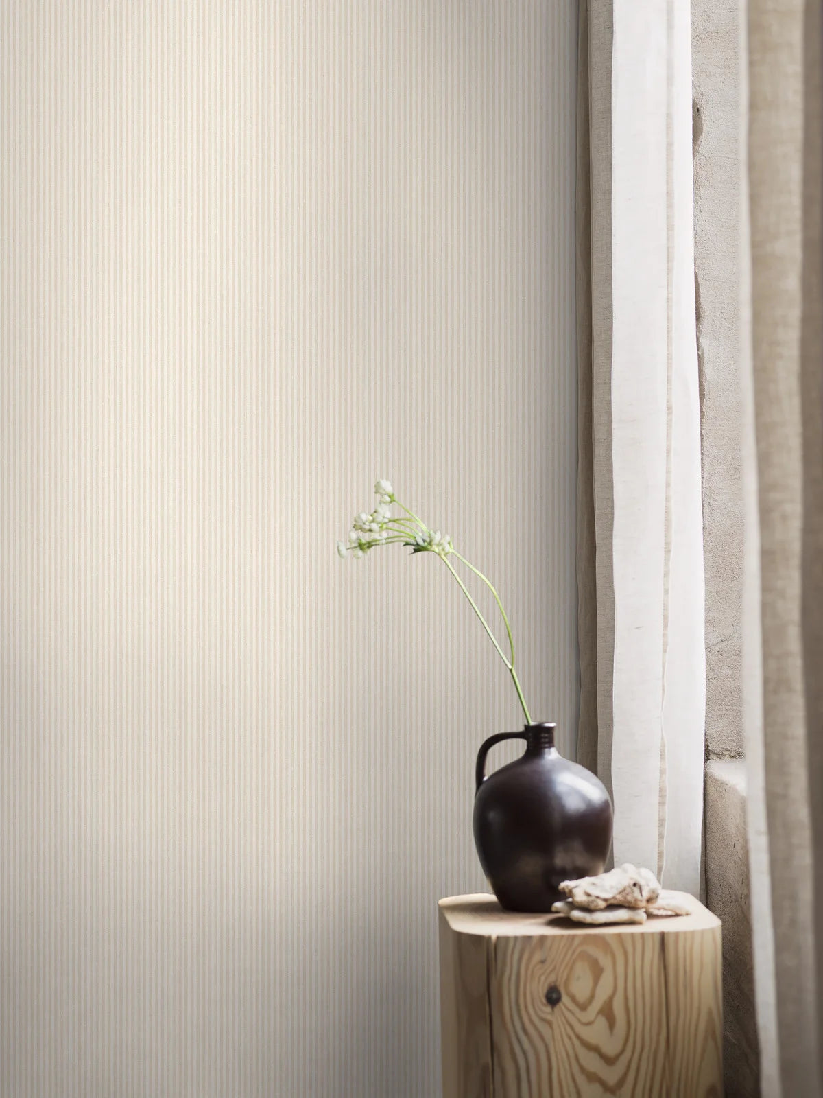 Strukturovaná tapeta napodobující pruhovaný len POLKA STRIPE béžová