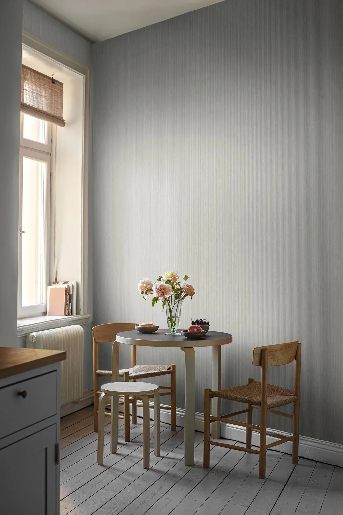 Tapeta se strukturou napodobující pruhovaný len POLKA STRIPE modrá s béžovou