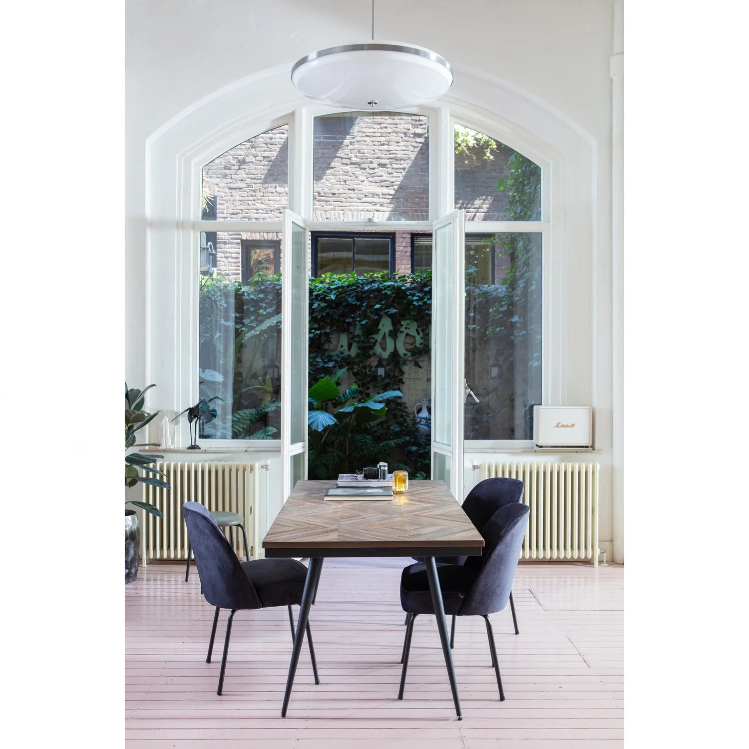 Stůl RHOMBIC z teakového dřeva s černým kovovým podstavcem