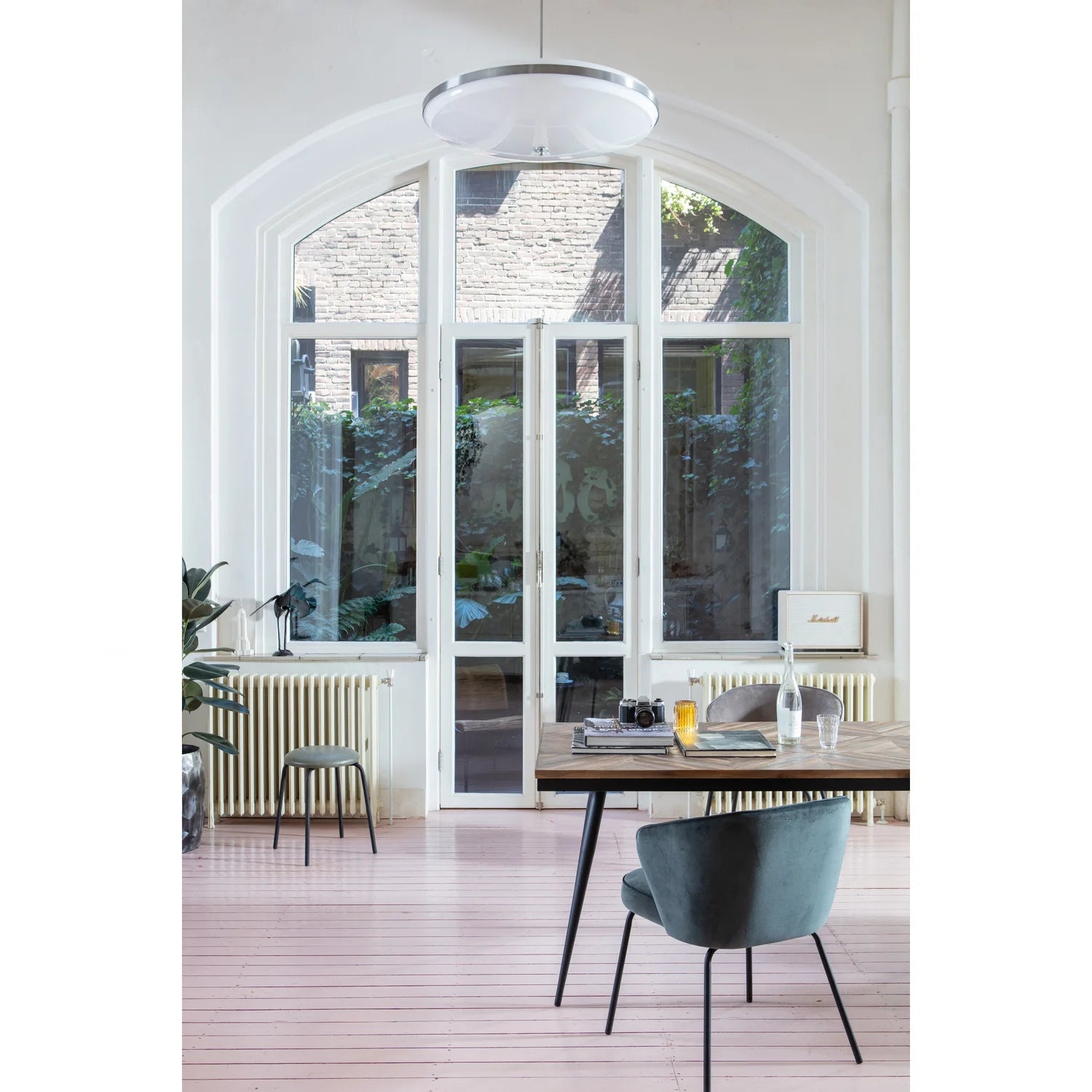 Stůl RHOMBIC z teakového dřeva s černým kovovým podstavcem