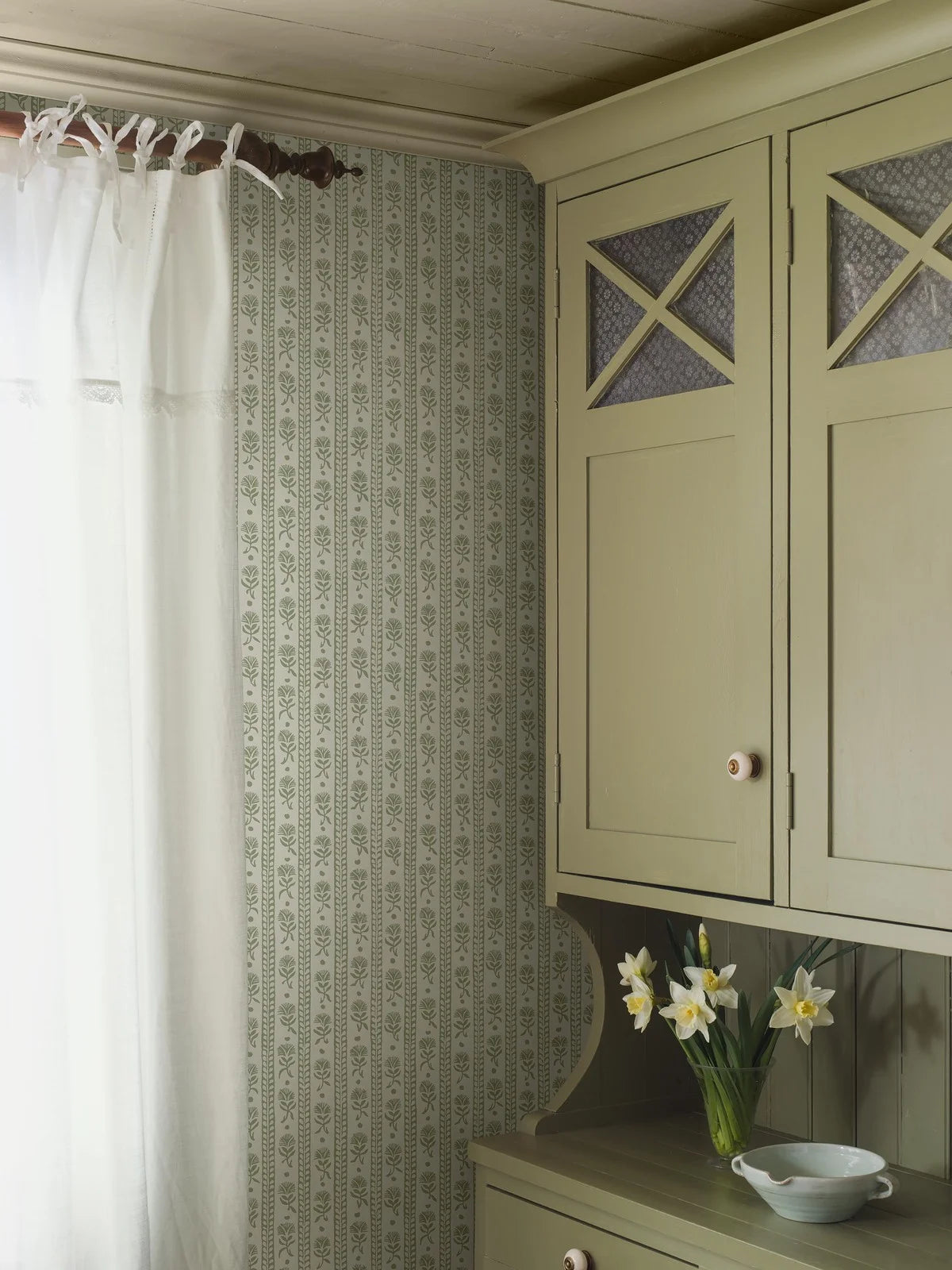 Papírová flizelinová tapeta s rostlinným vzorem NEJKILERAND zelená s bílou