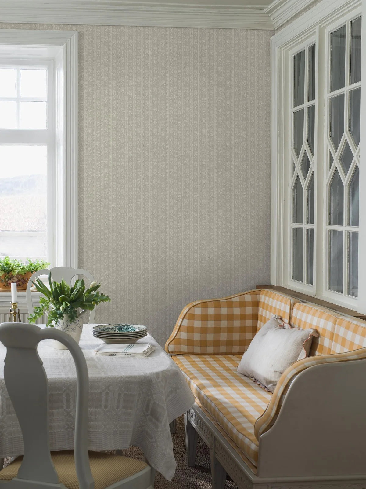 Tapeta z flizeliny papírová s rostlinným vzorem NEJKILERAND béžová s pískovým odstínem