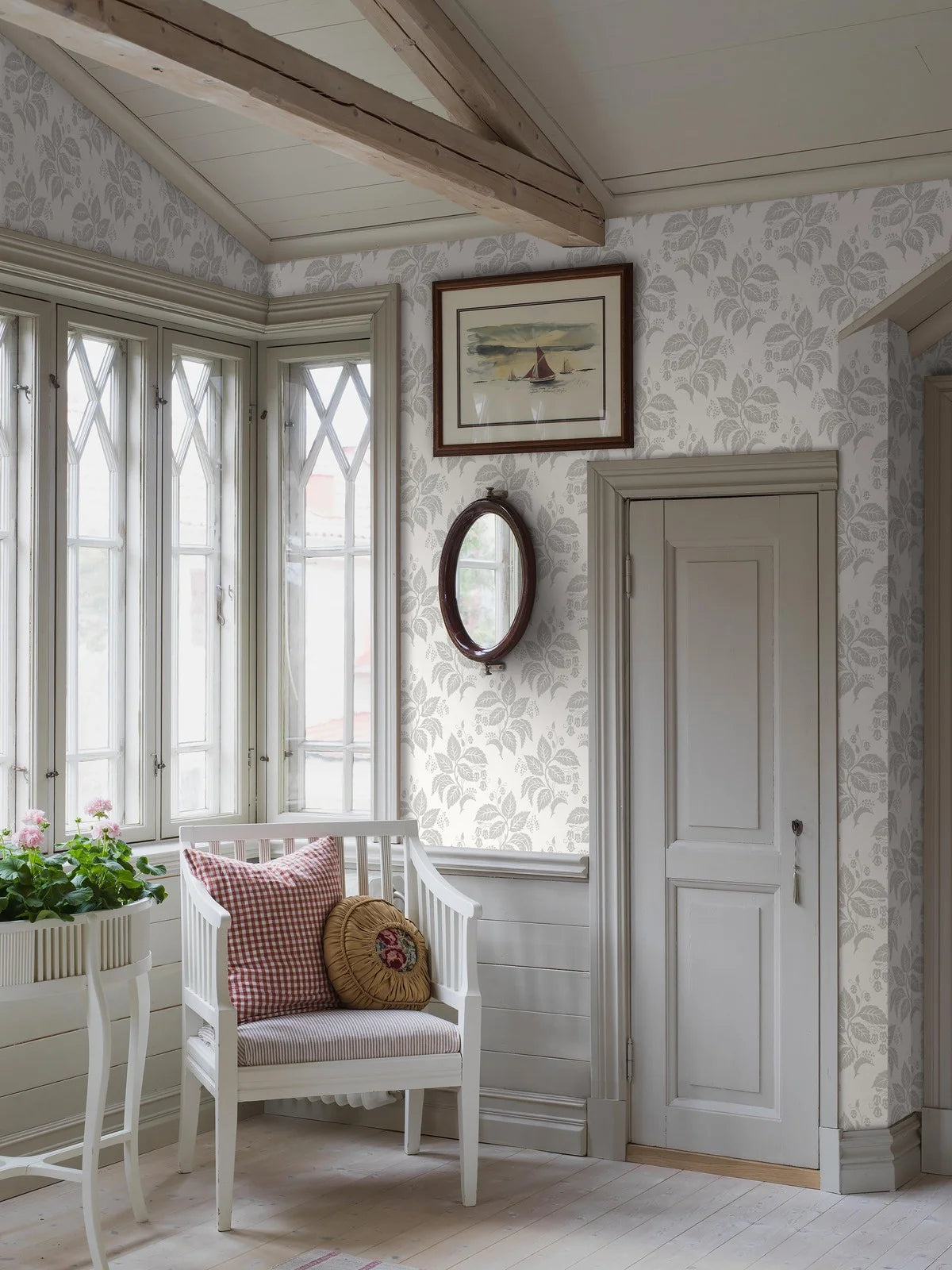 Papírová flizelinová tapeta s rostlinným vzorem TENGBERGSKA bílá se šedou