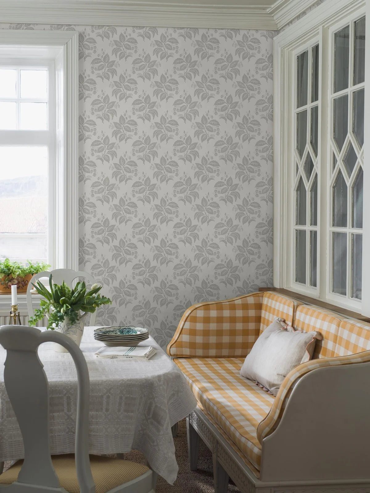 Papírová flizelinová tapeta s rostlinným vzorem TENGBERGSKA bílá se šedou