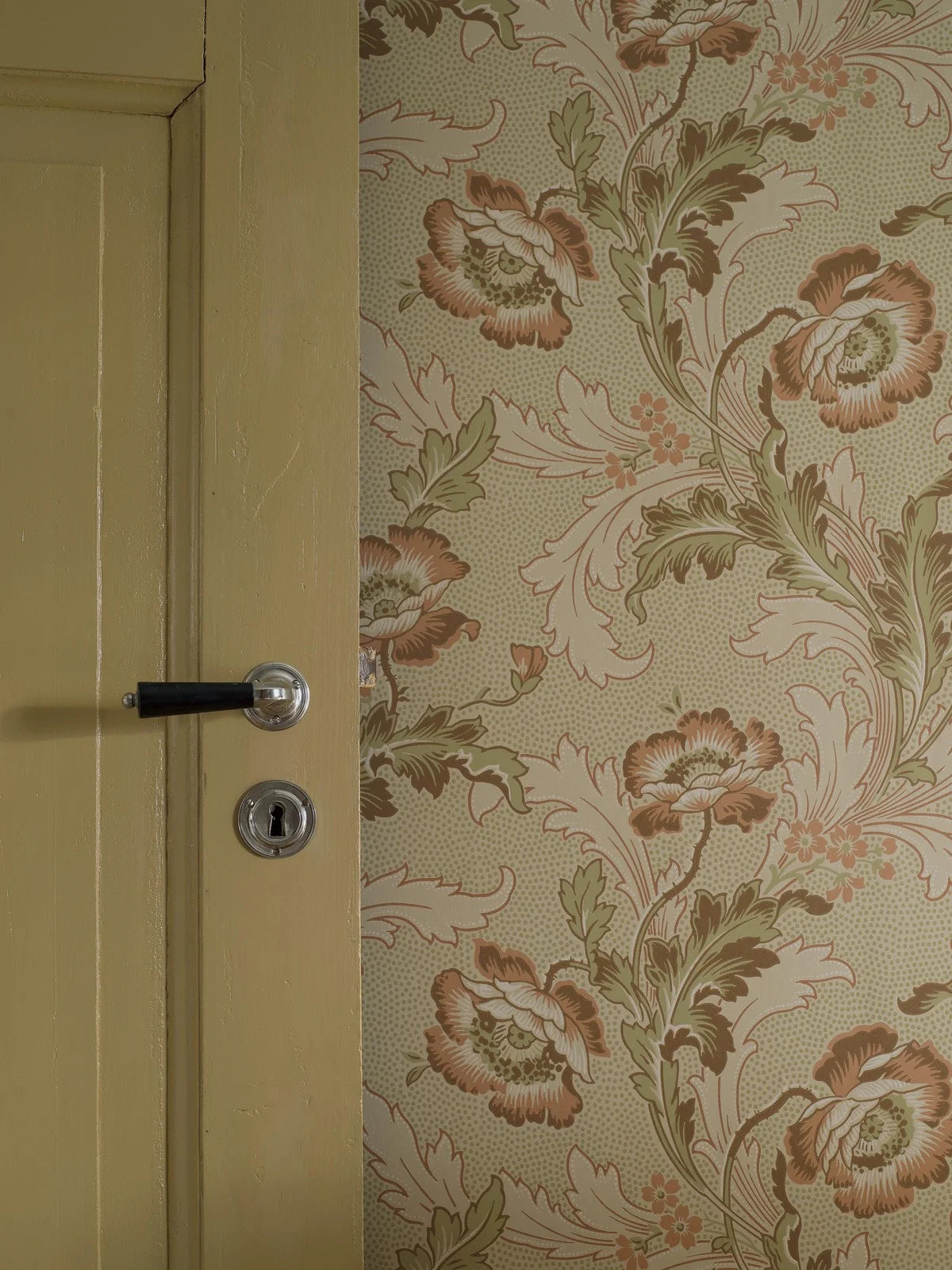 Papírová flizelinová tapeta s rostlinným vzorem GÖTEBORG béžová se zelenou