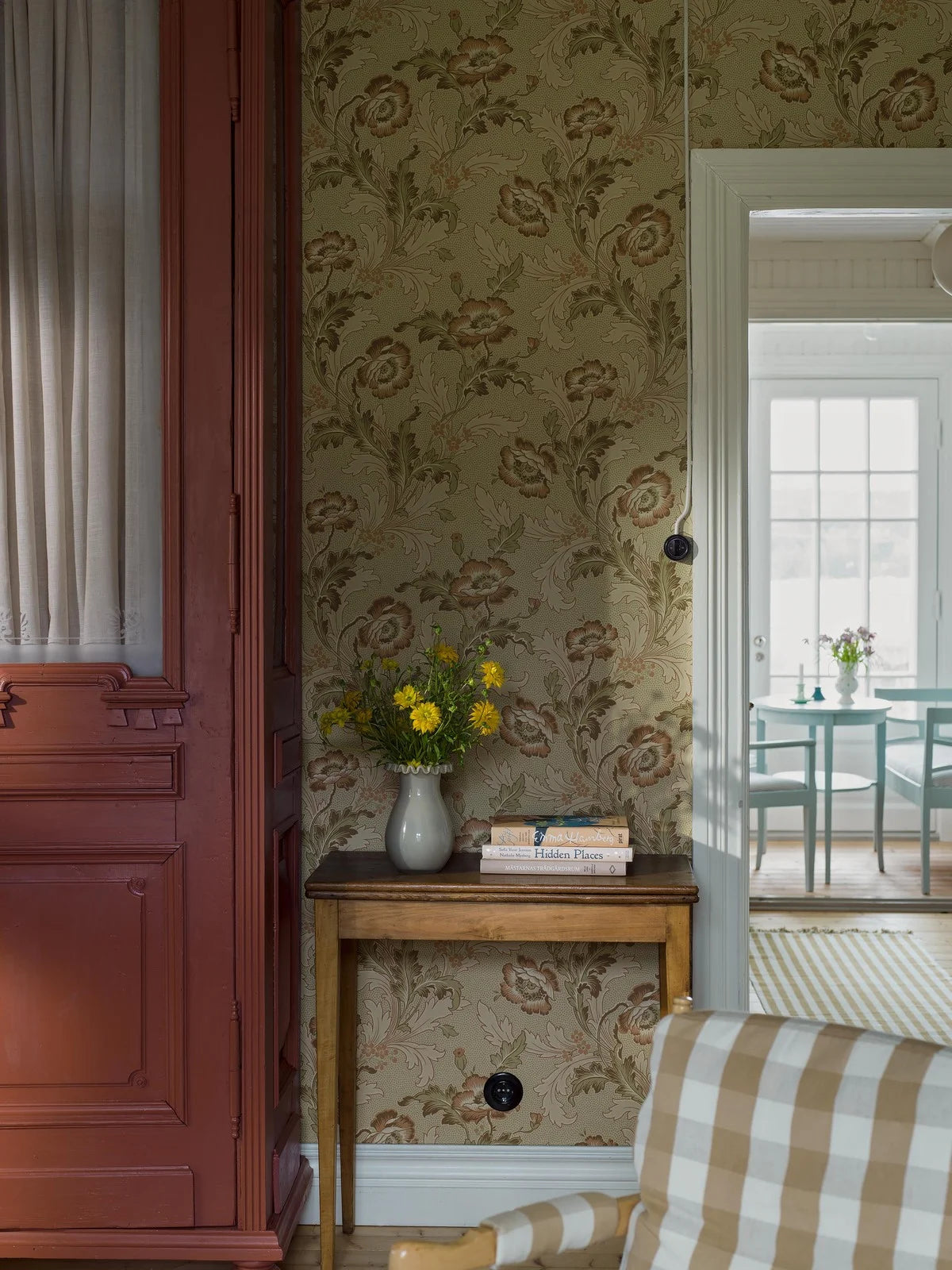 Papírová flizelinová tapeta s rostlinným vzorem GÖTEBORG béžová se zelenou