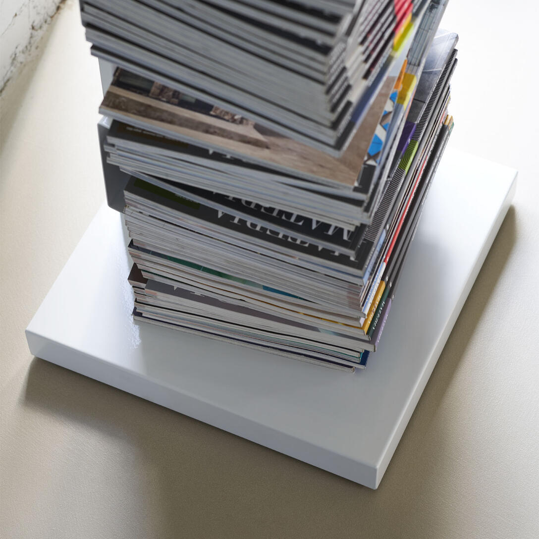 PTOLOMEO ART white shelf with a steel base