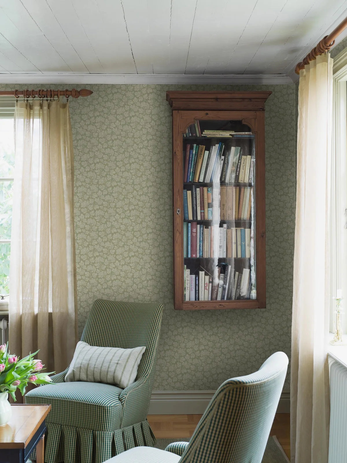 Non-woven paper wallpaper with a botanical pattern HAGTORN green
