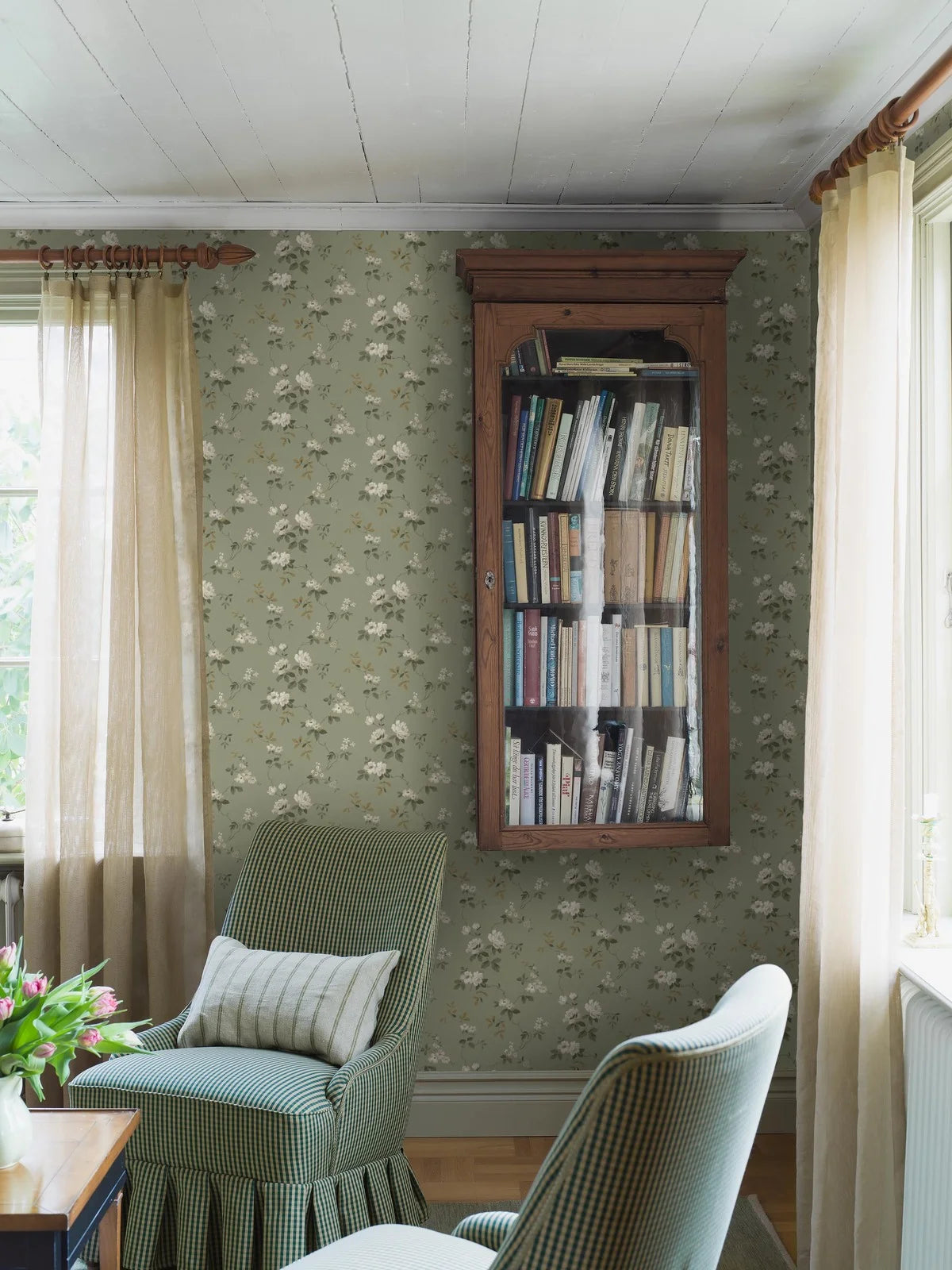 Papírová flizelinová tapeta s rostlinným vzorem VÄRMDÖ zelená s bílou