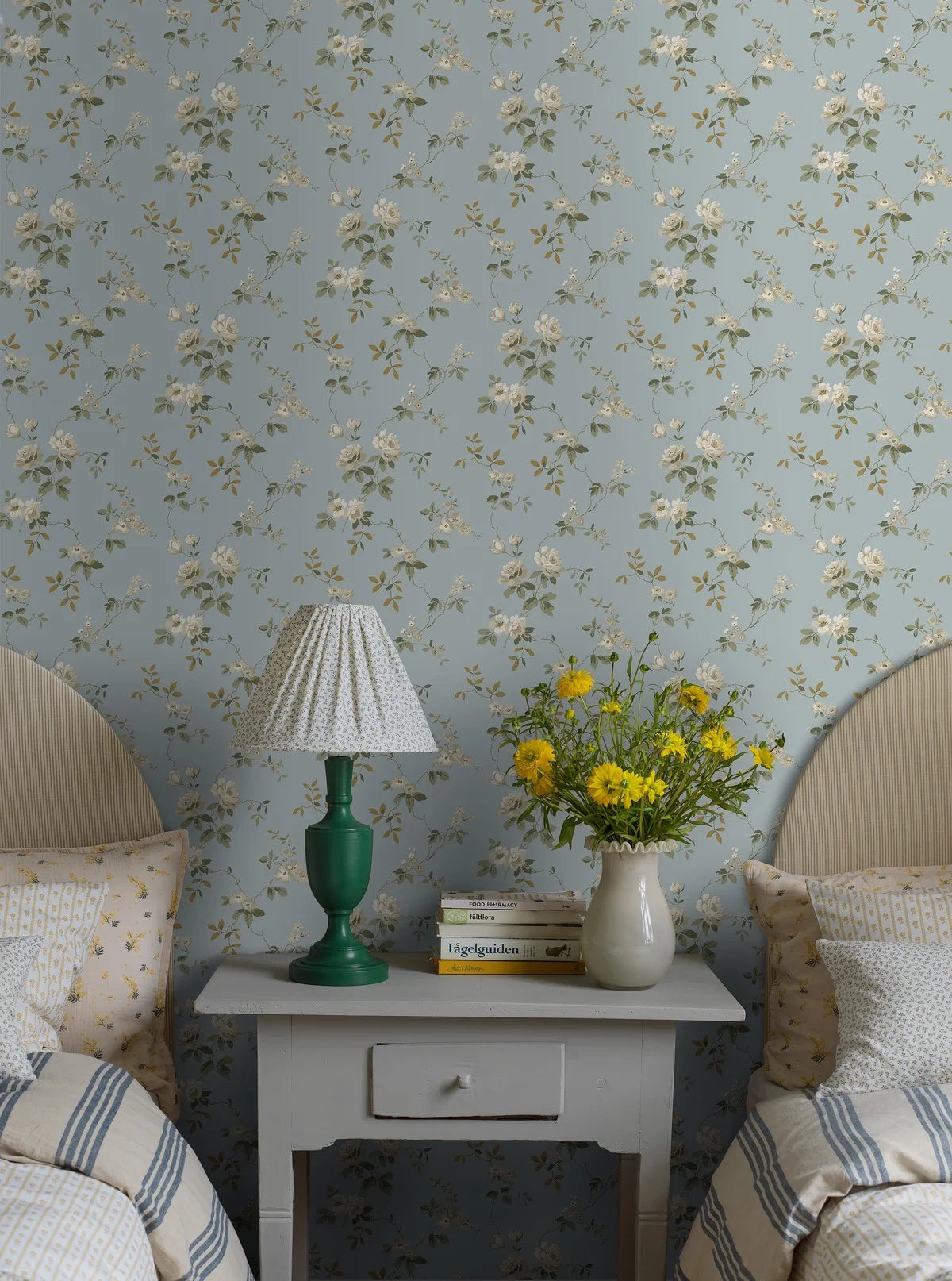 Non-woven paper wallpaper with a plant pattern VÄRMDÖ blue with white