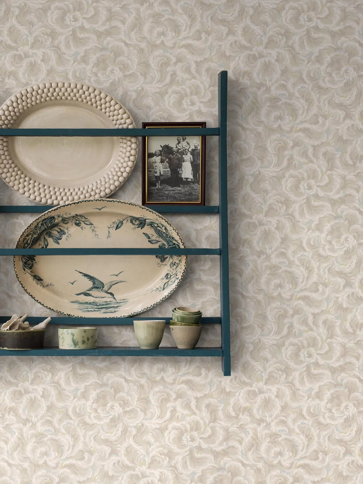 Papírová flizelinová tapeta s rostlinným vzorem ÄNGGÅRDEN béžová